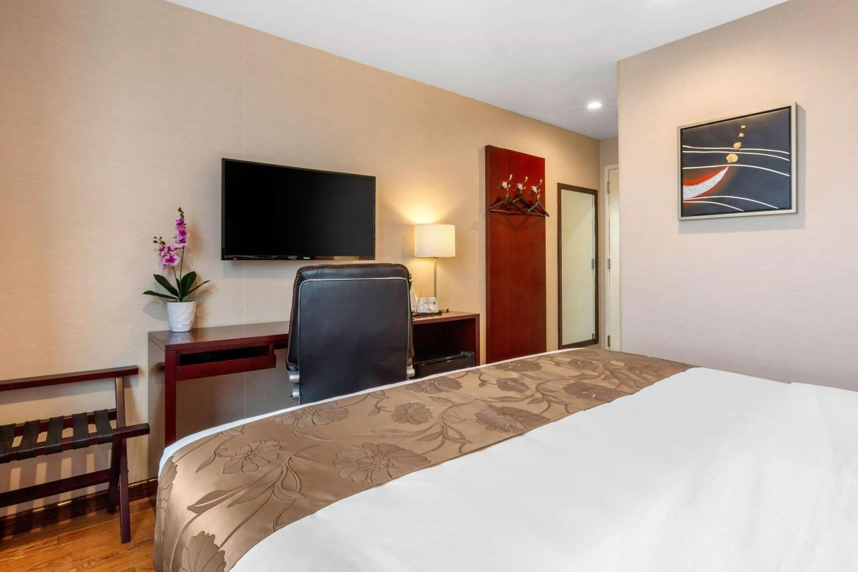 Photo of the whole room, Bed in The L Hotel