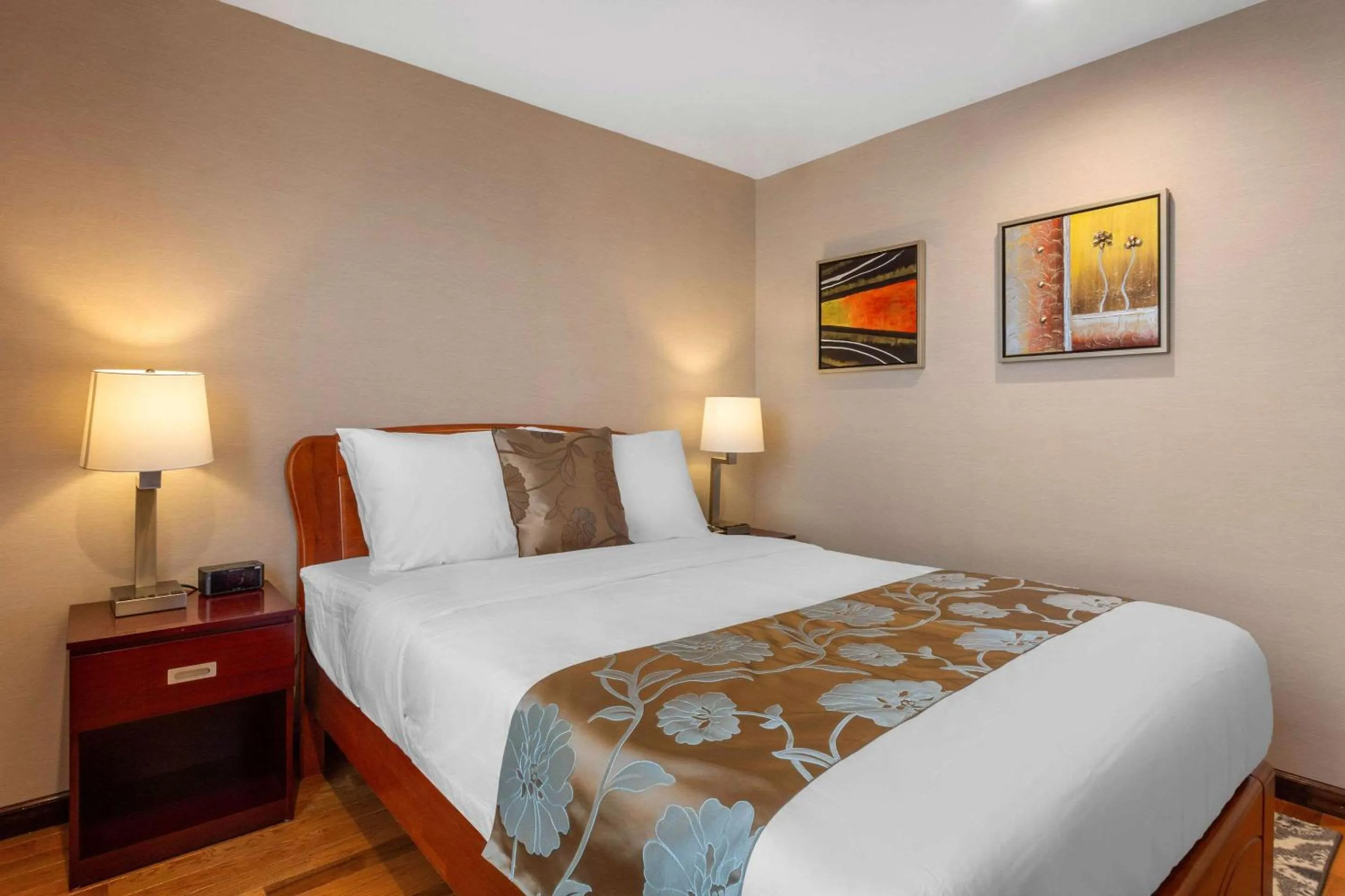 Photo of the whole room, Bed in The L Hotel