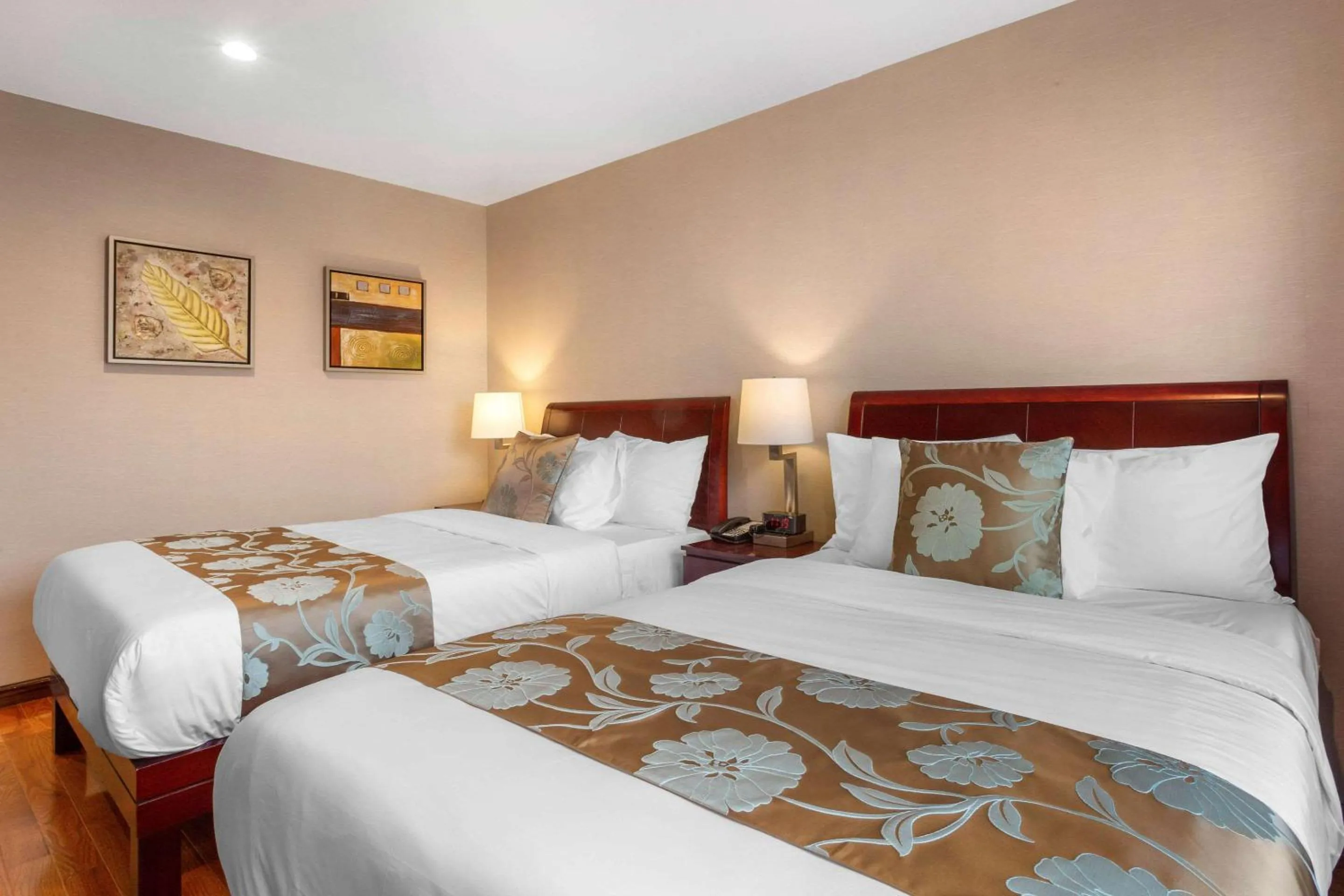 Photo of the whole room, Bed in The L Hotel