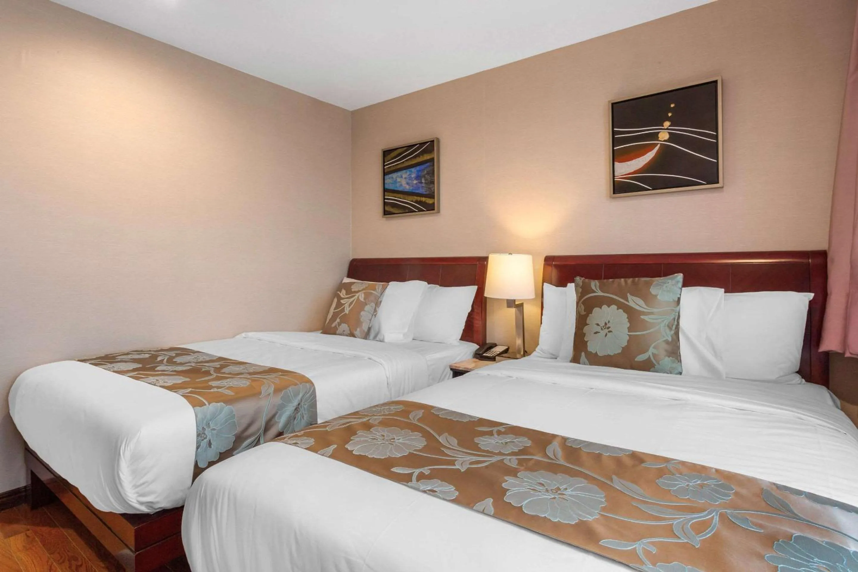 Photo of the whole room, Bed in The L Hotel