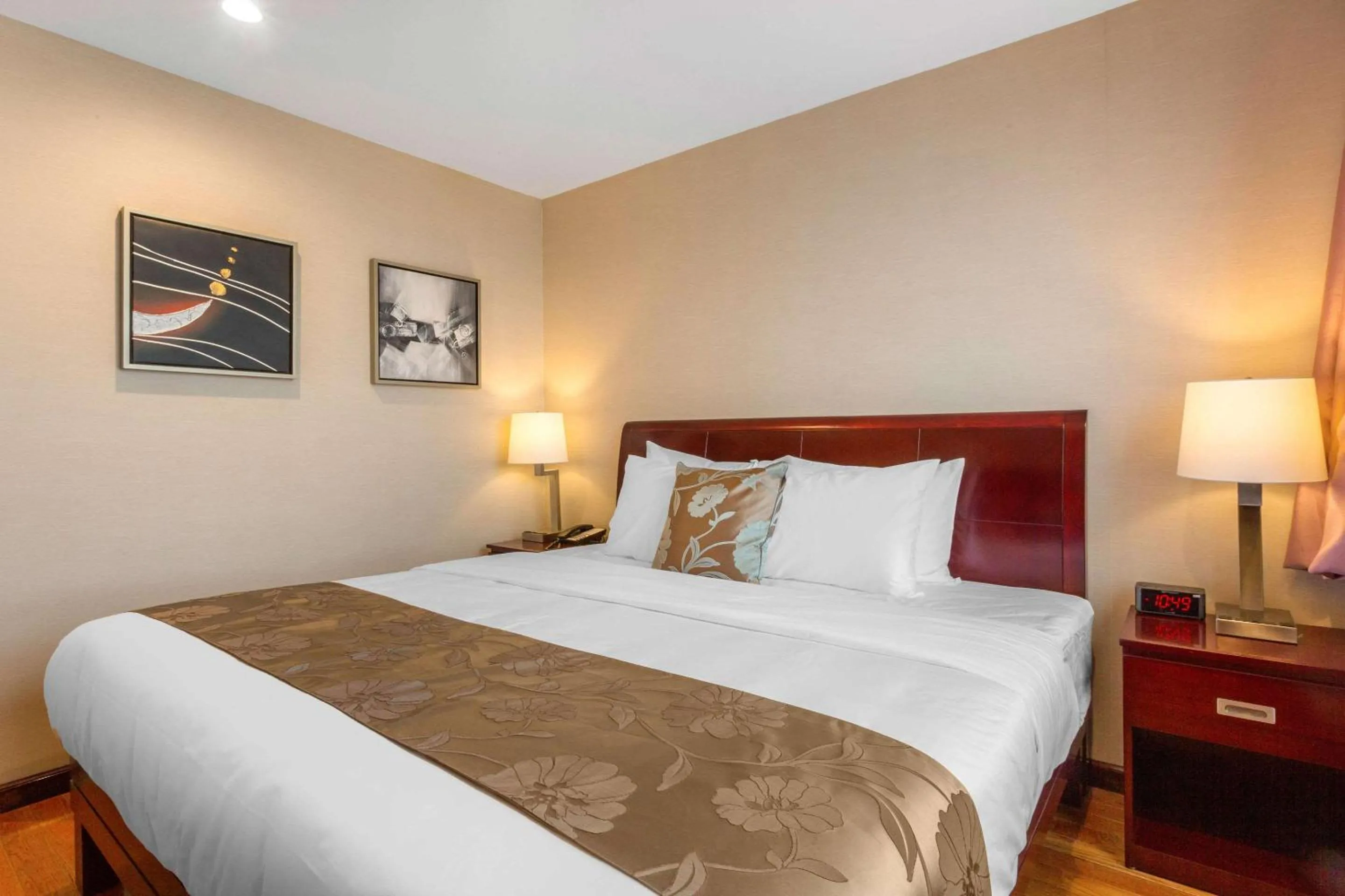 Photo of the whole room, Bed in The L Hotel