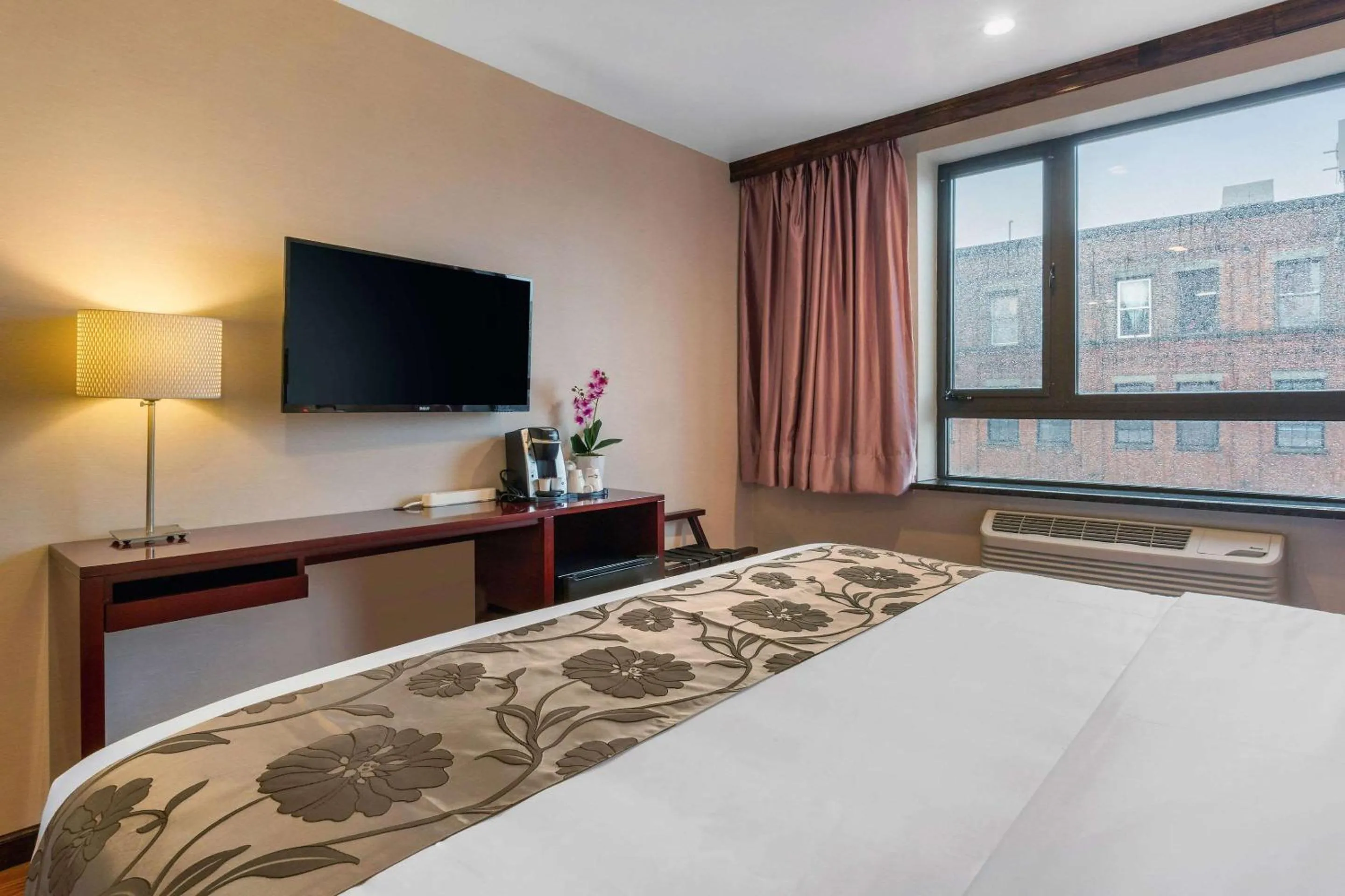 Photo of the whole room, Bed in The L Hotel