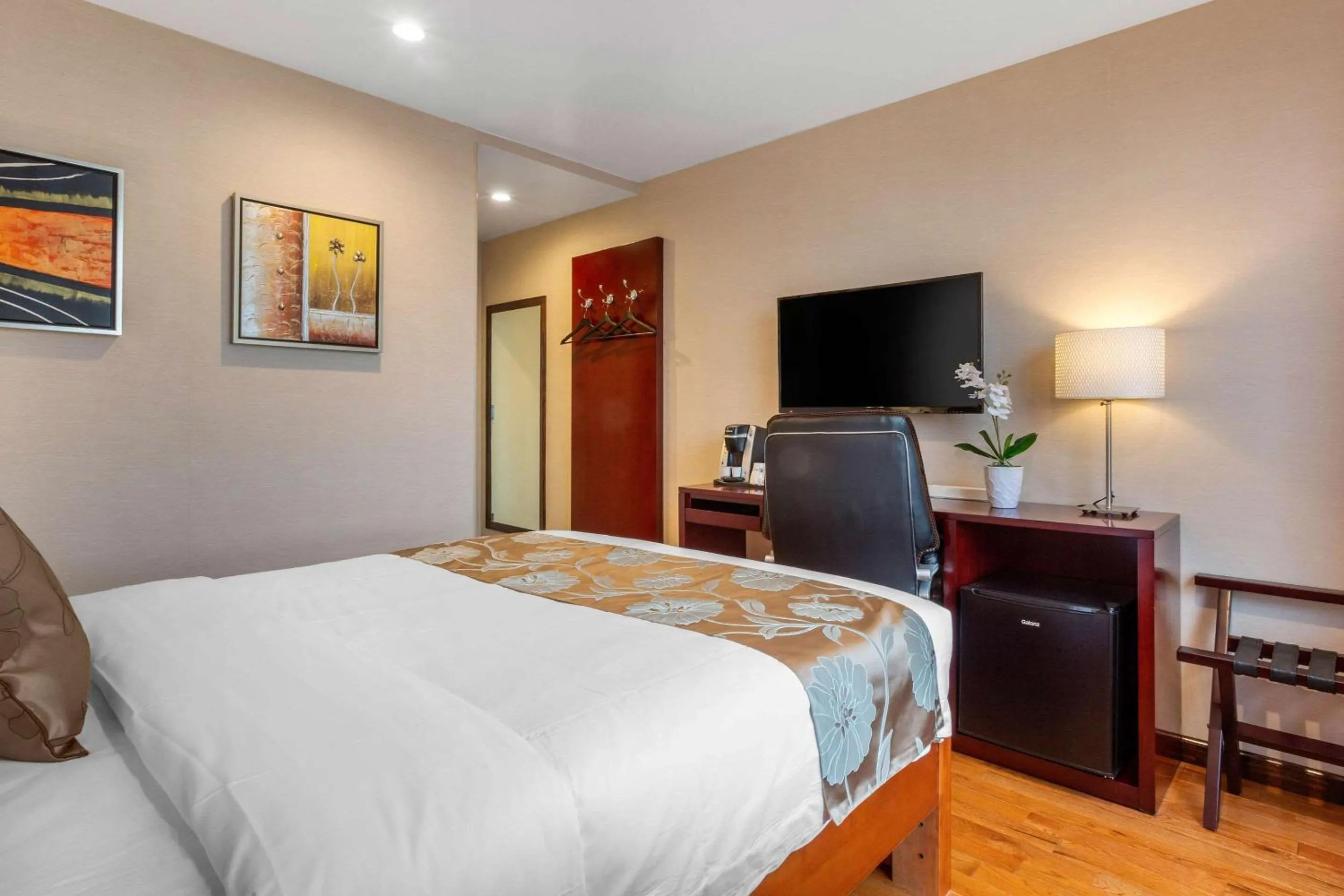 Photo of the whole room, Bed in The L Hotel