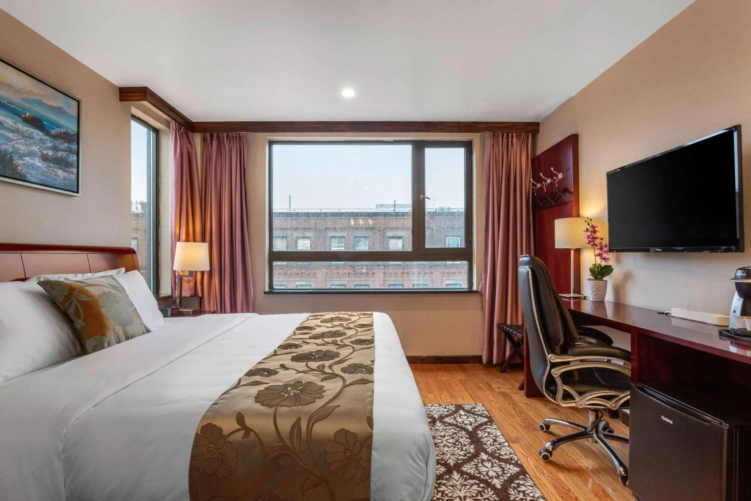 Photo of the whole room, Bed in The L Hotel