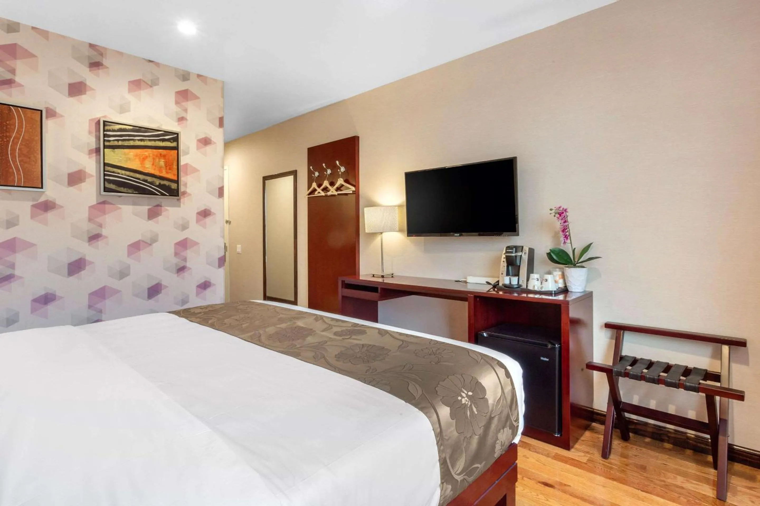 Photo of the whole room, Bed in The L Hotel