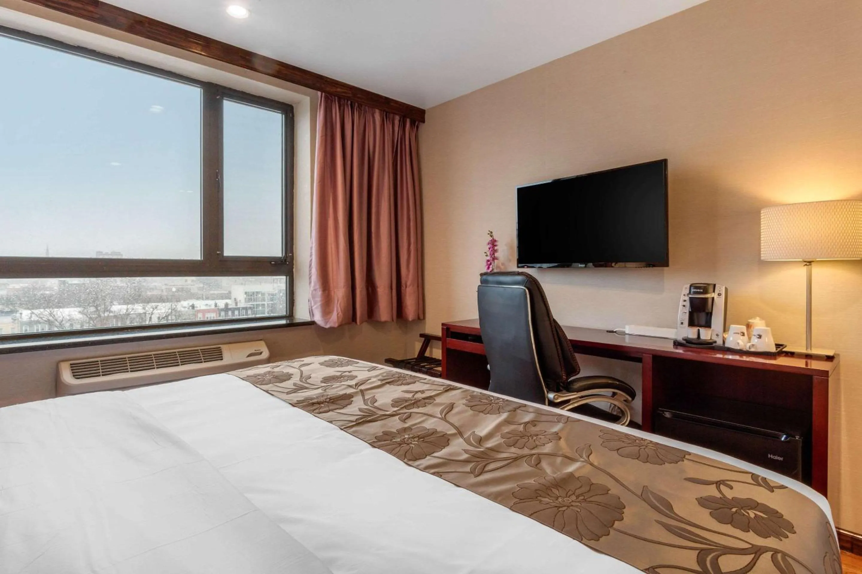 Photo of the whole room, Bed in The L Hotel