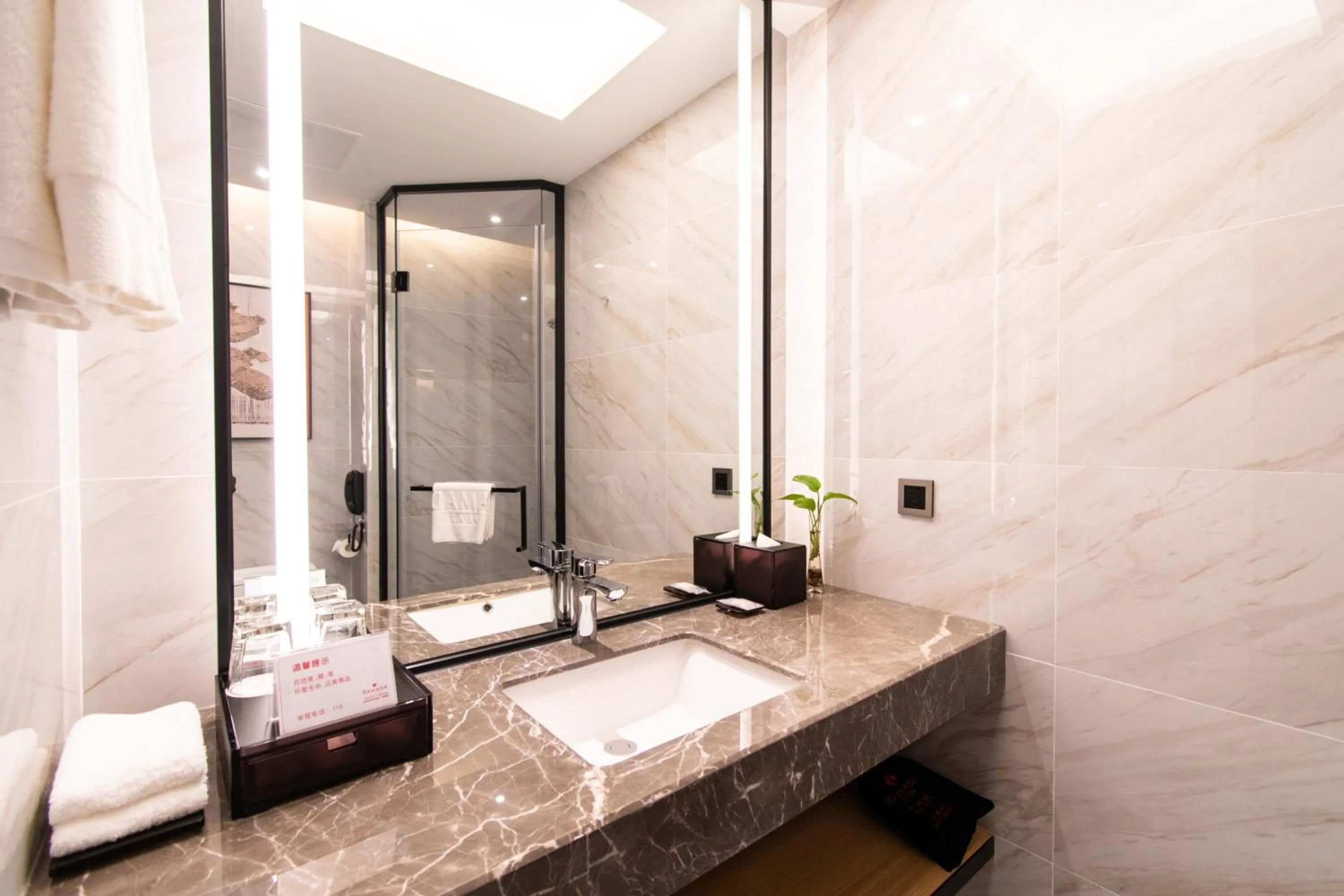 Toilet in Ramada Plaza Wyndham Wenzhou Cangnan