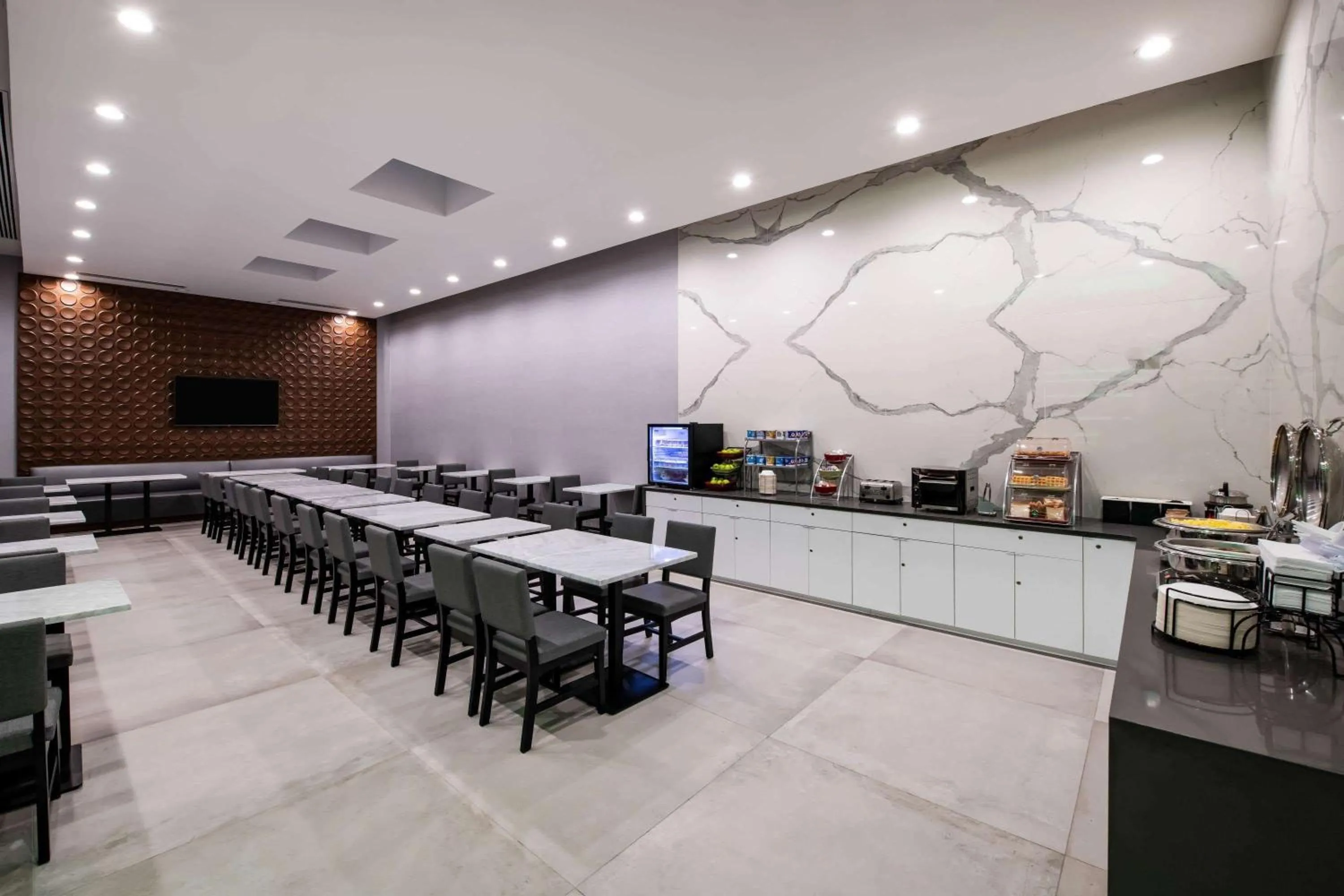 Restaurant/places to eat in Wingate by Wyndham Long Island City