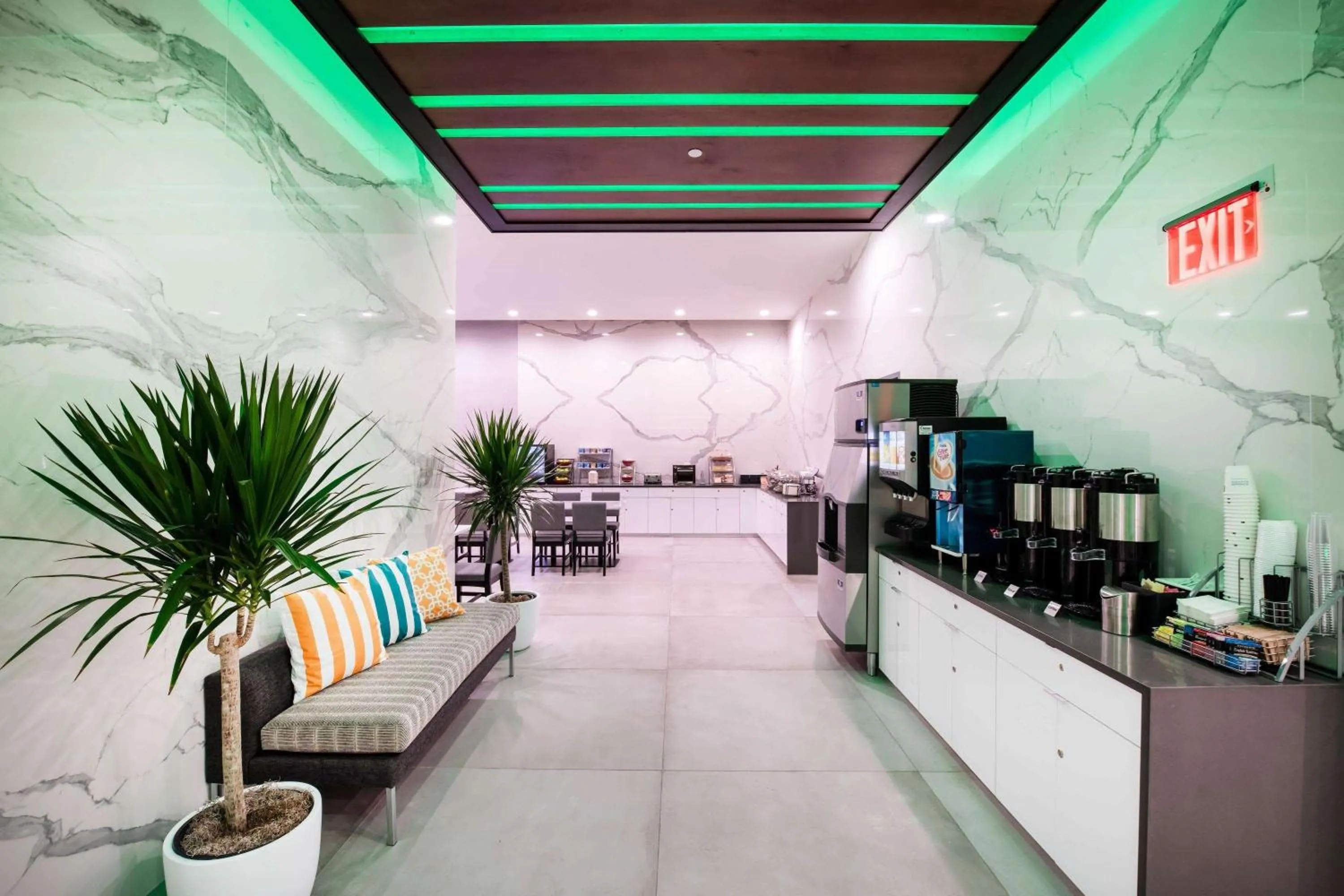 Restaurant/places to eat in Wingate by Wyndham Long Island City