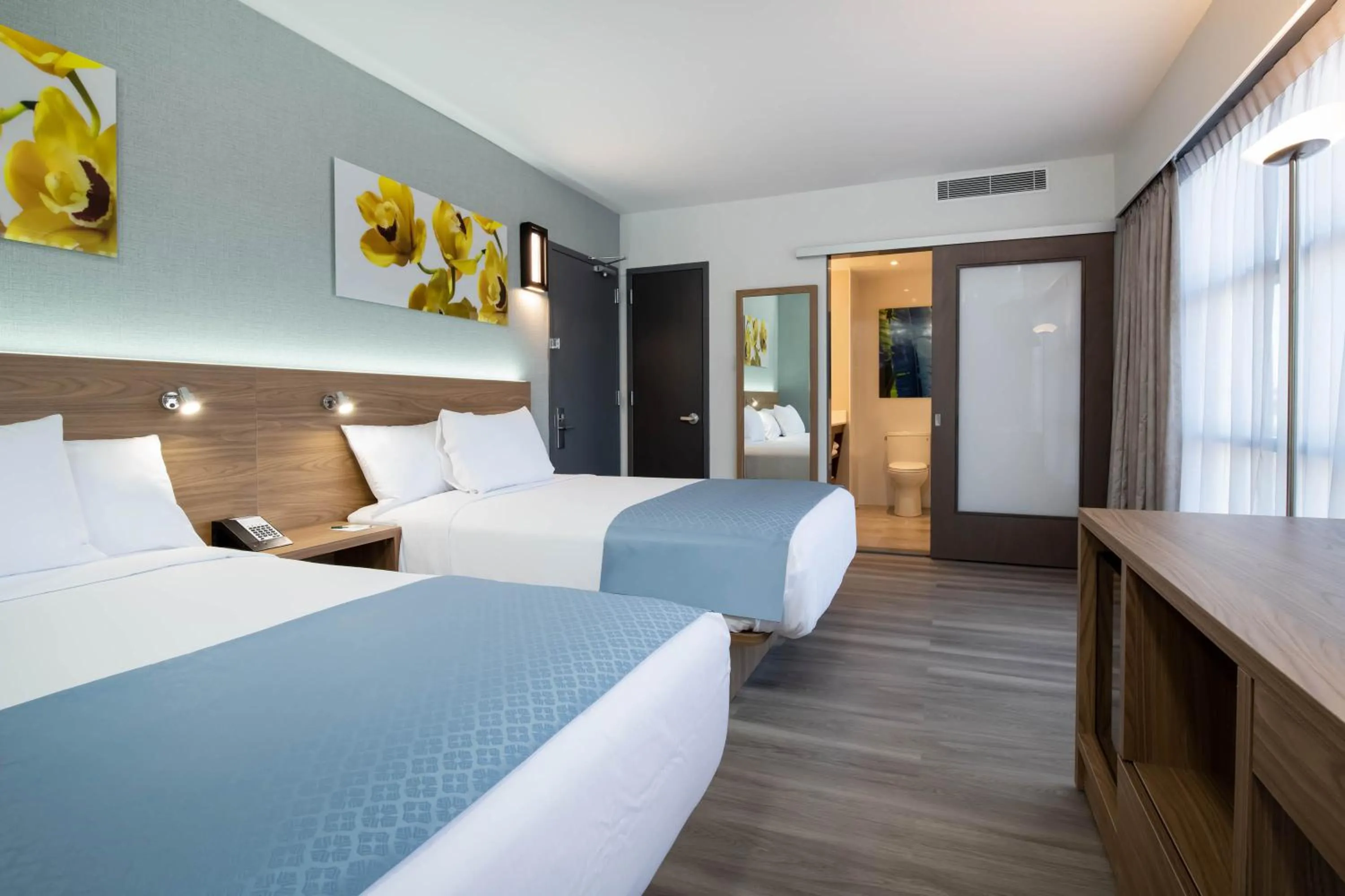 Photo of the whole room, Bed in Wingate by Wyndham Long Island City