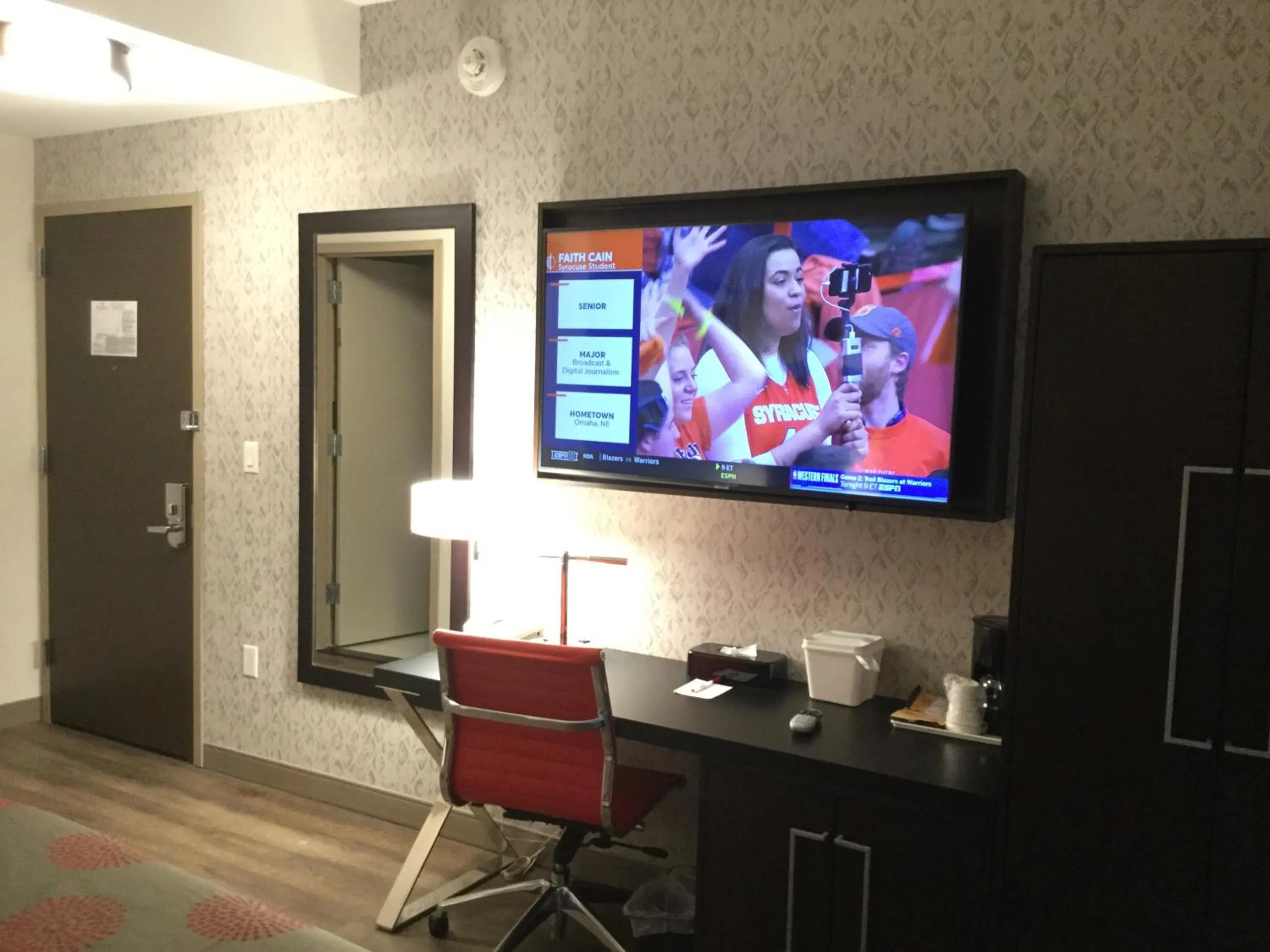 Living room, TV/Entertainment Center in Ramada by Wyndham Bronx Terminal