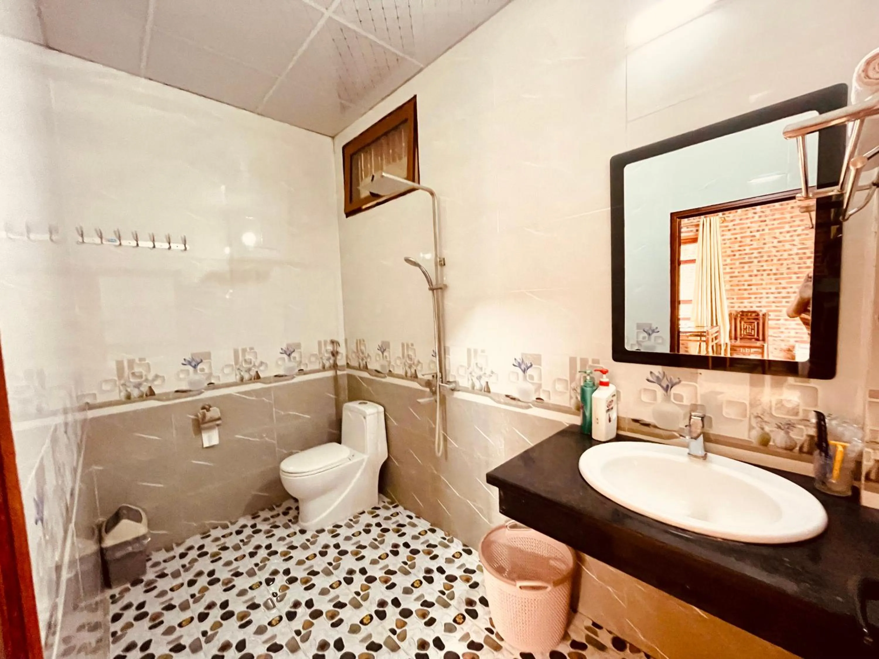 Shower in Trang An Lotus Lake Homestay