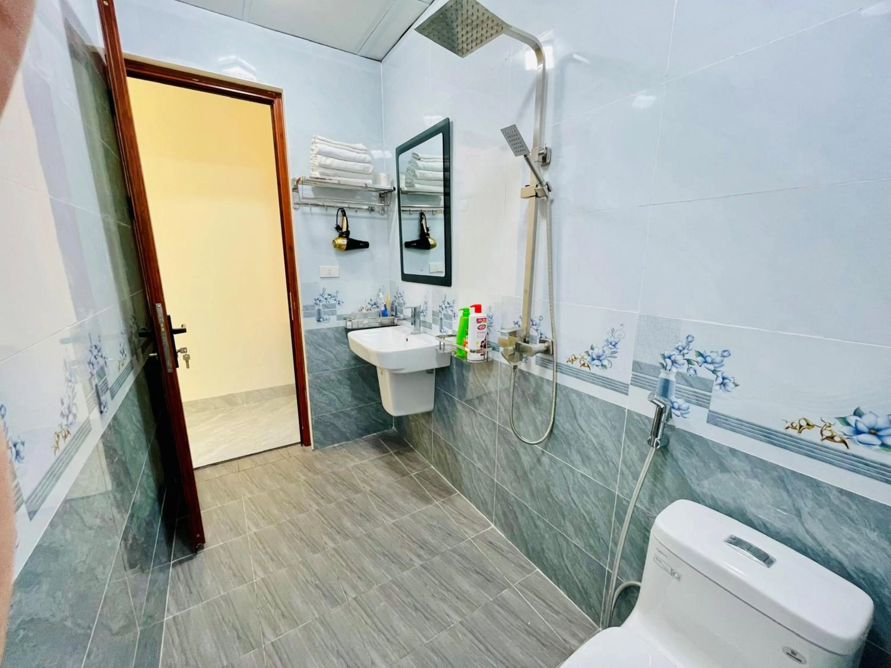 Shower in Trang An Lotus Lake Homestay