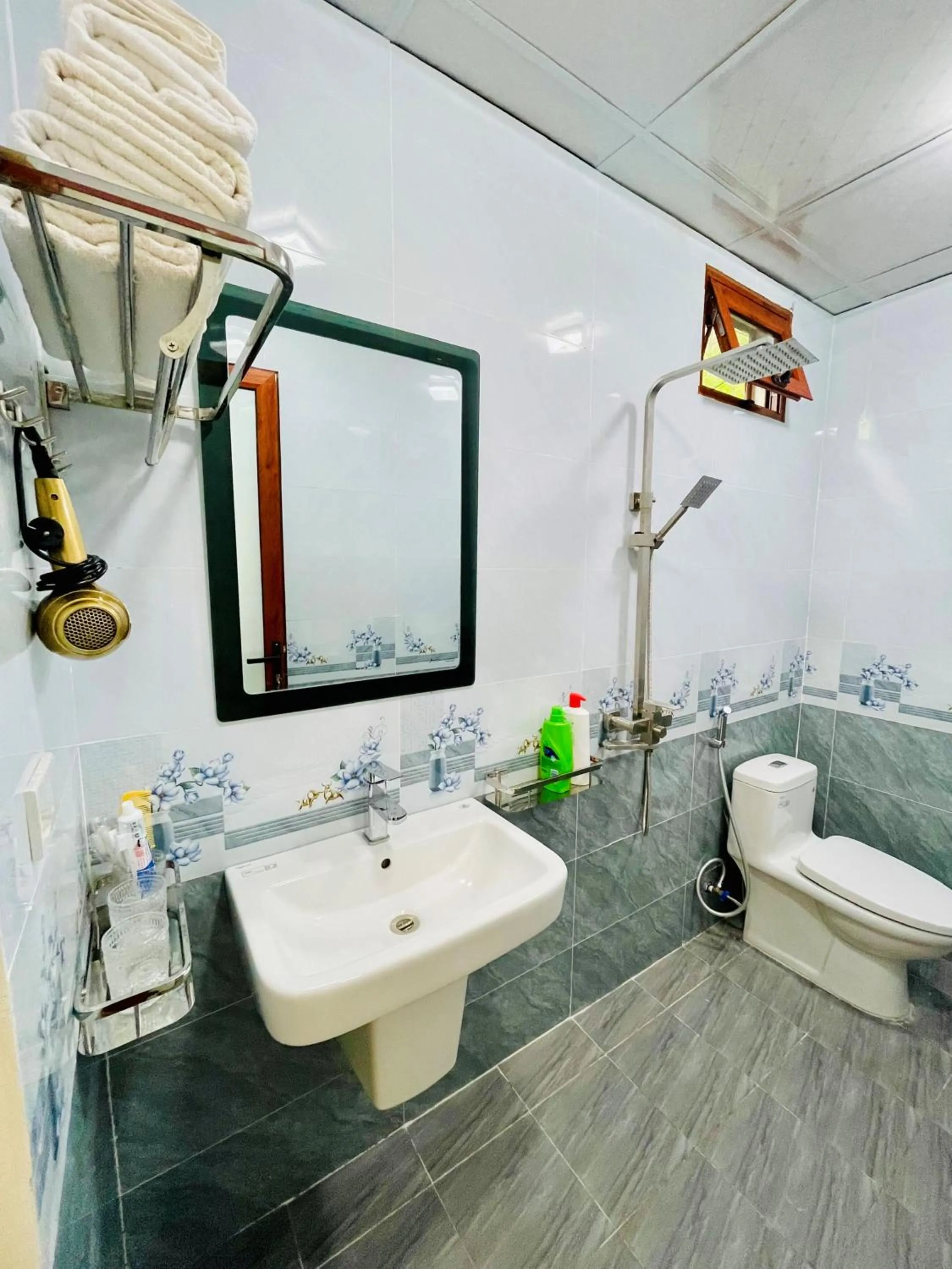 Toilet in Trang An Lotus Lake Homestay