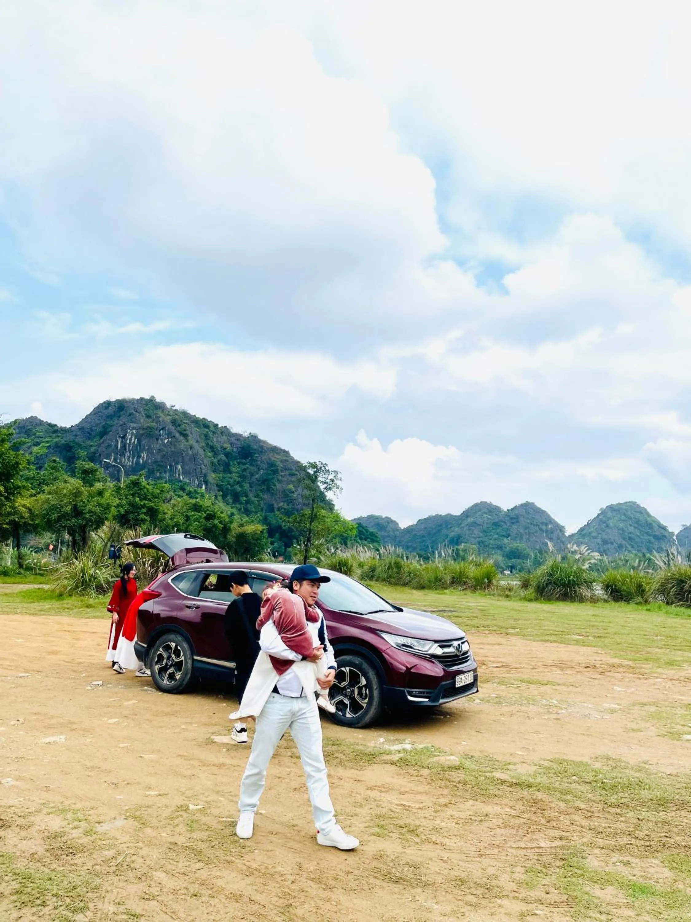 People in Trang An Lotus Lake Homestay