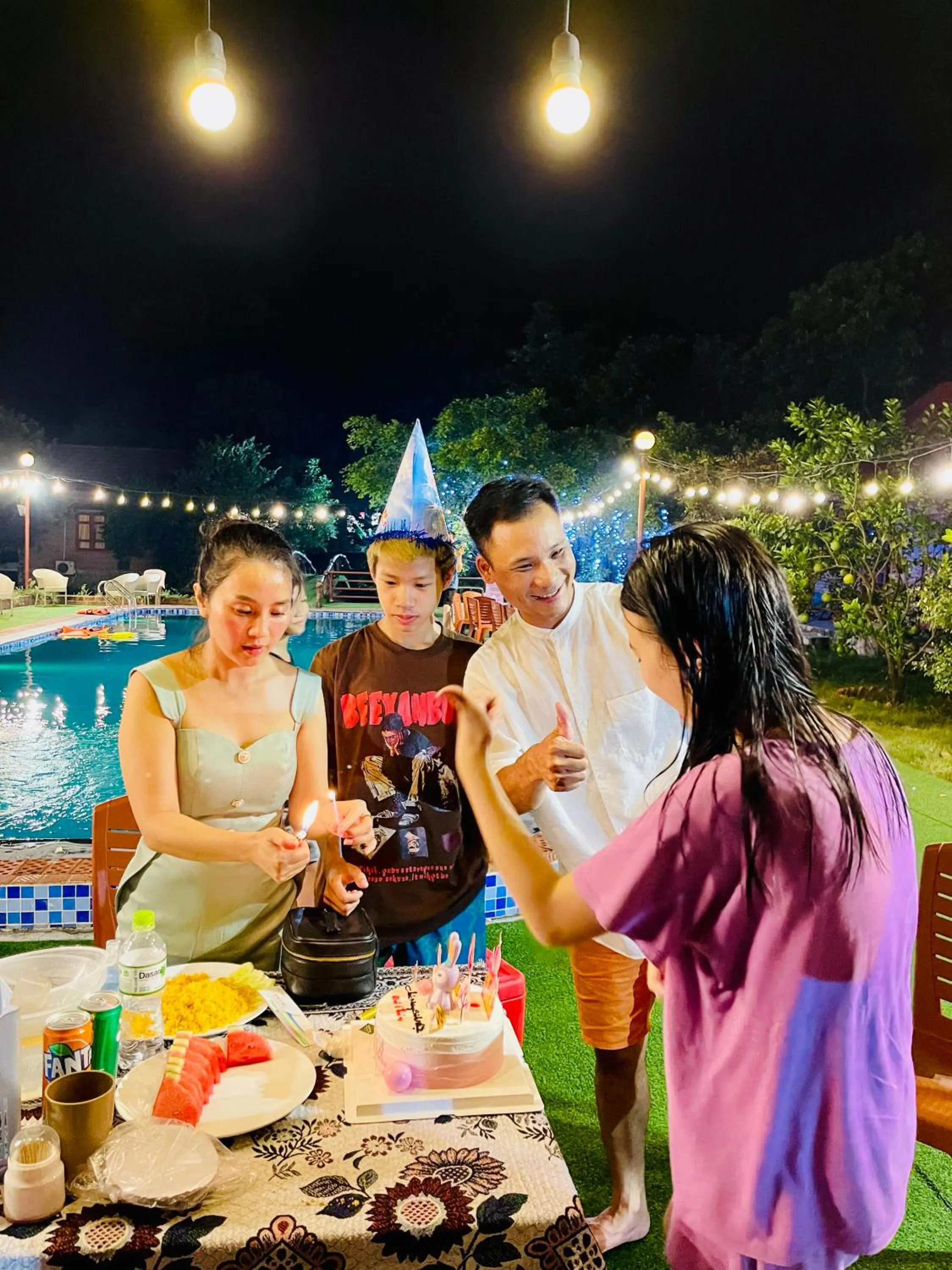 Guests in Trang An Lotus Lake Homestay