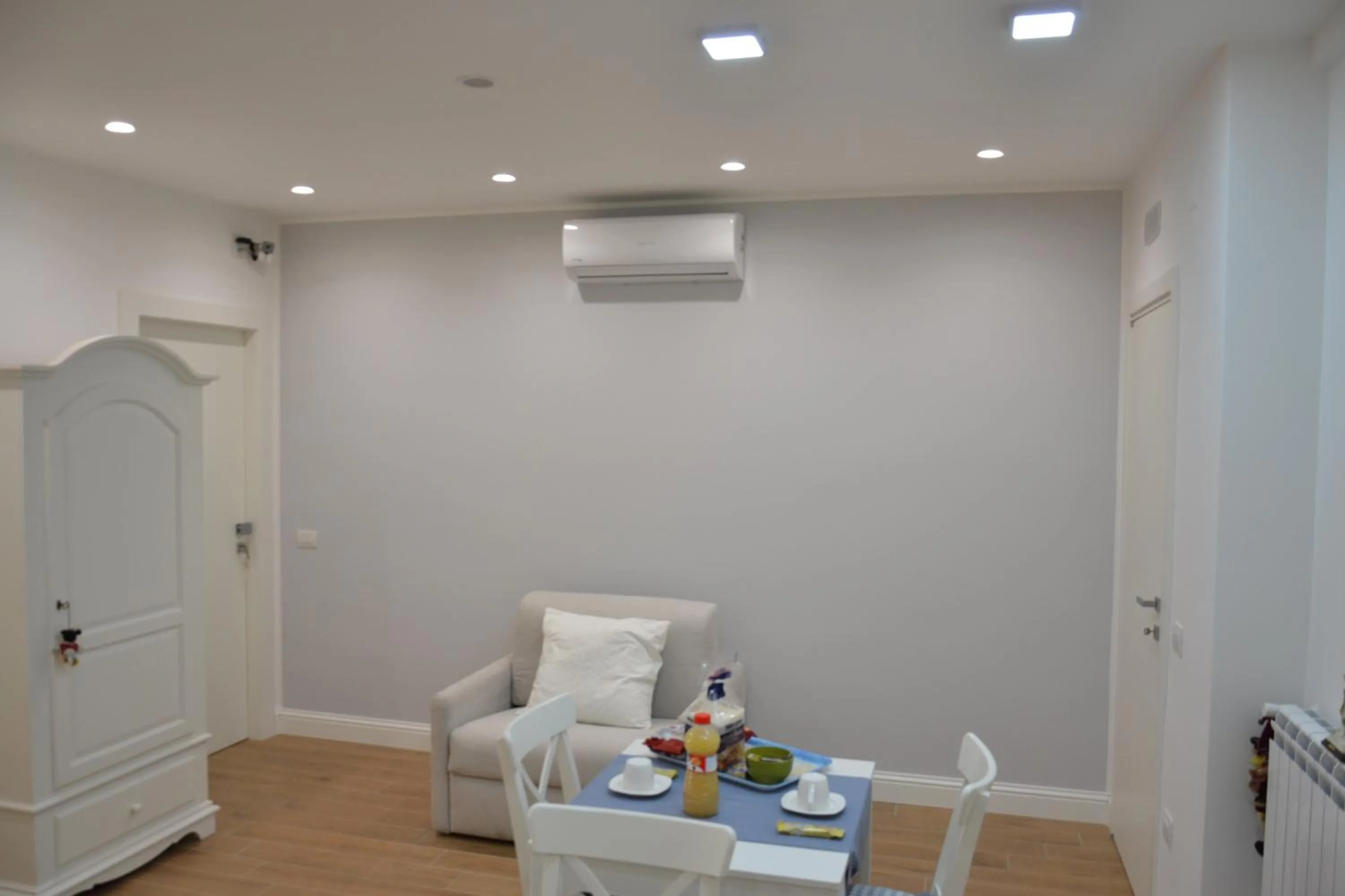 Communal lounge/ TV room in B&B Coffee and City Pompei