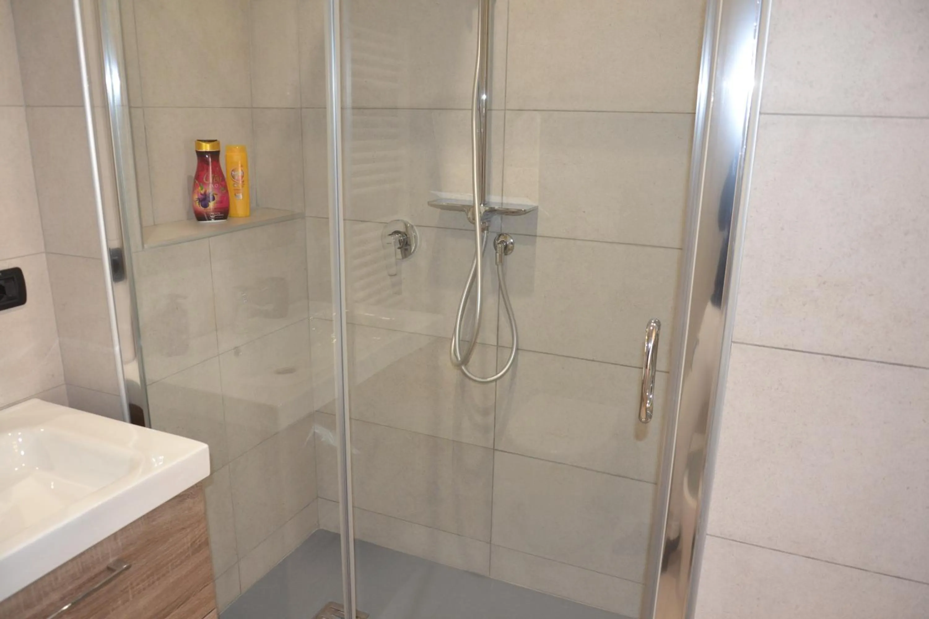Shower in B&B Coffee and City Pompei