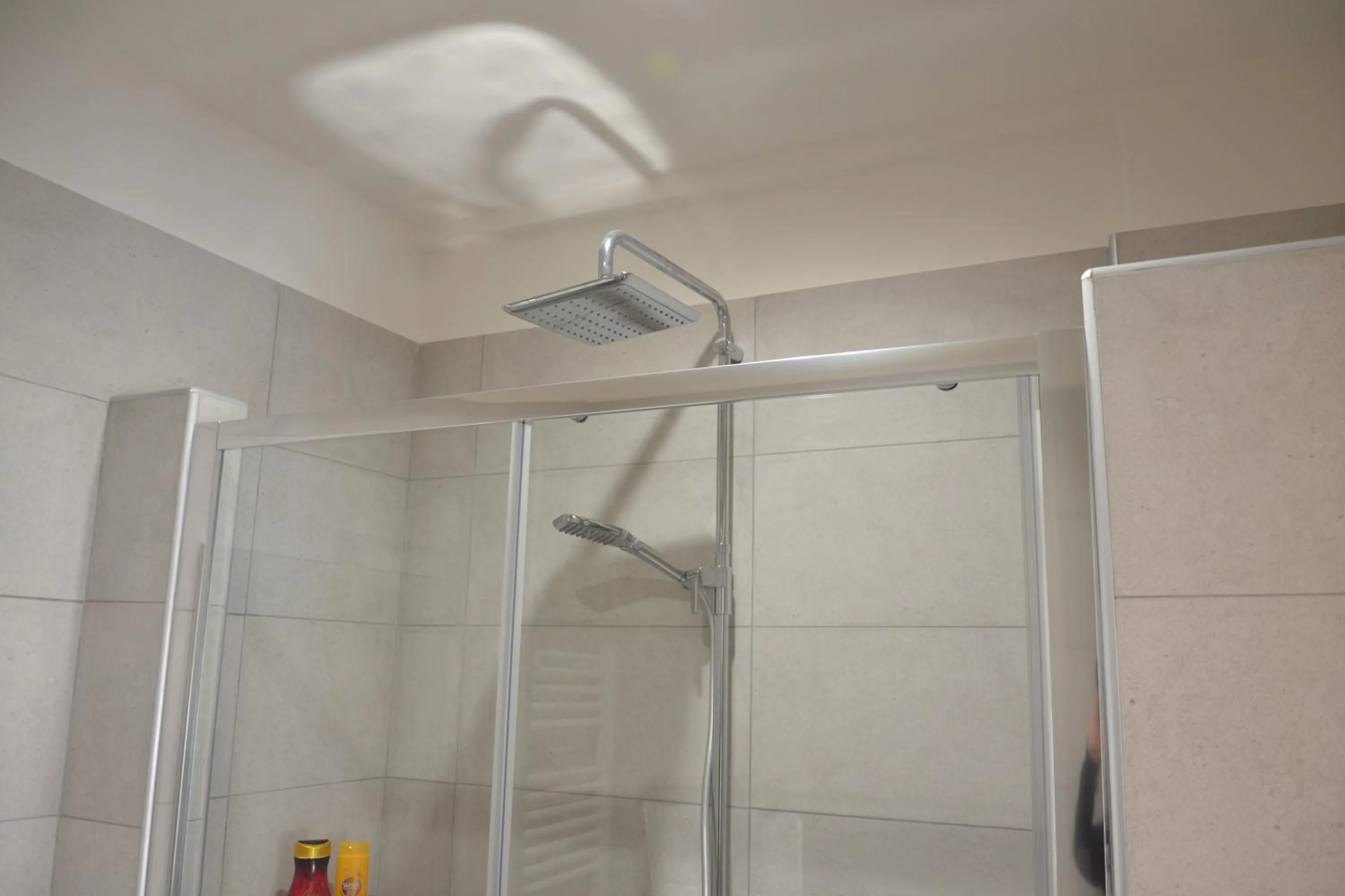 Shower in B&B Coffee and City Pompei