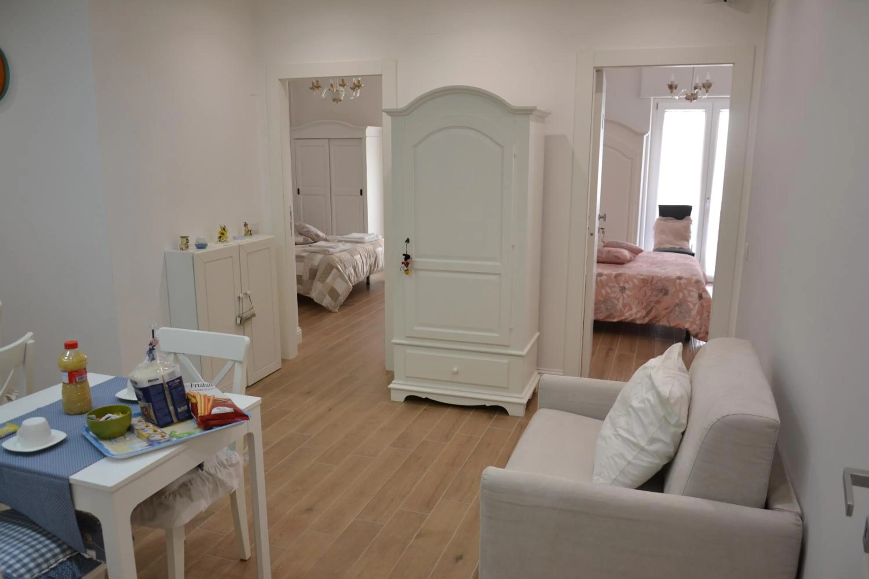 Living room, Bed in B&B Coffee and City Pompei