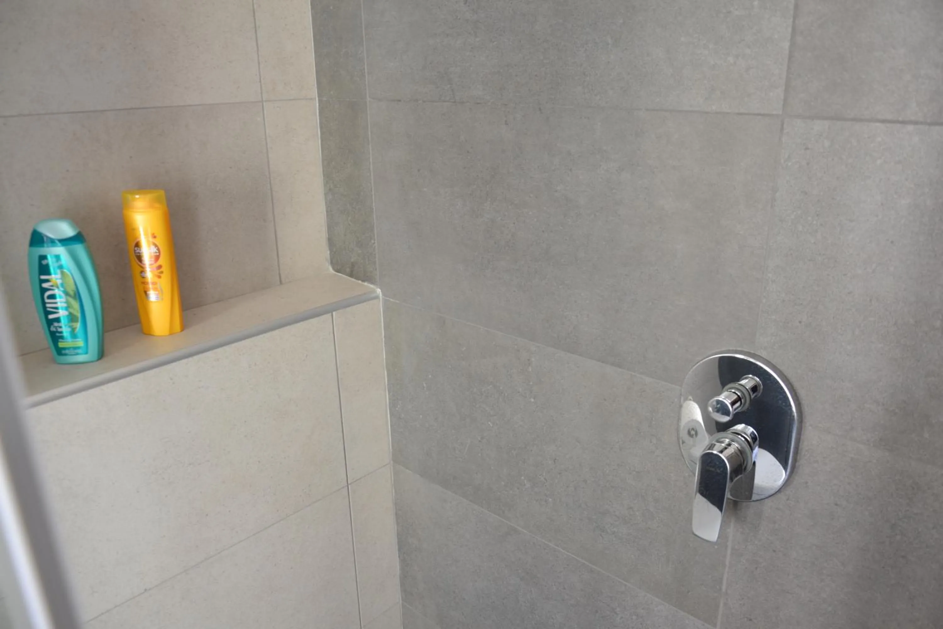 Shower in B&B Coffee and City Pompei