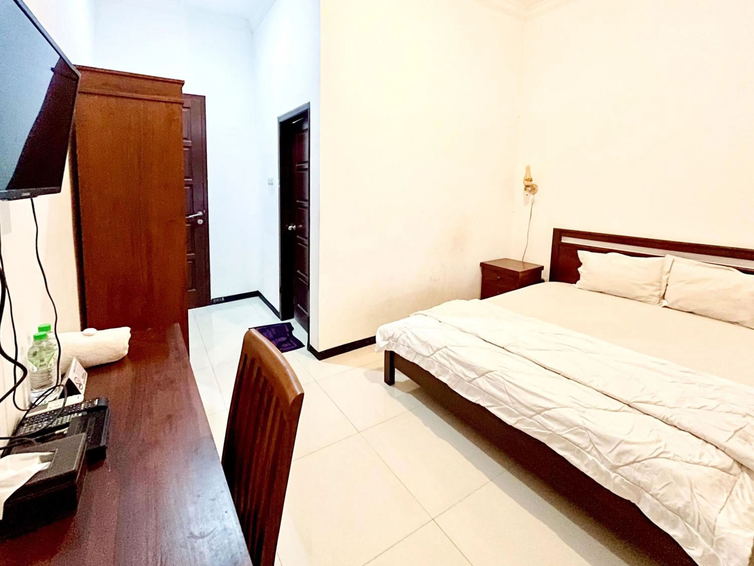 Bedroom, Bed in D Maktab Syariah Mitra RedDoorz Malang