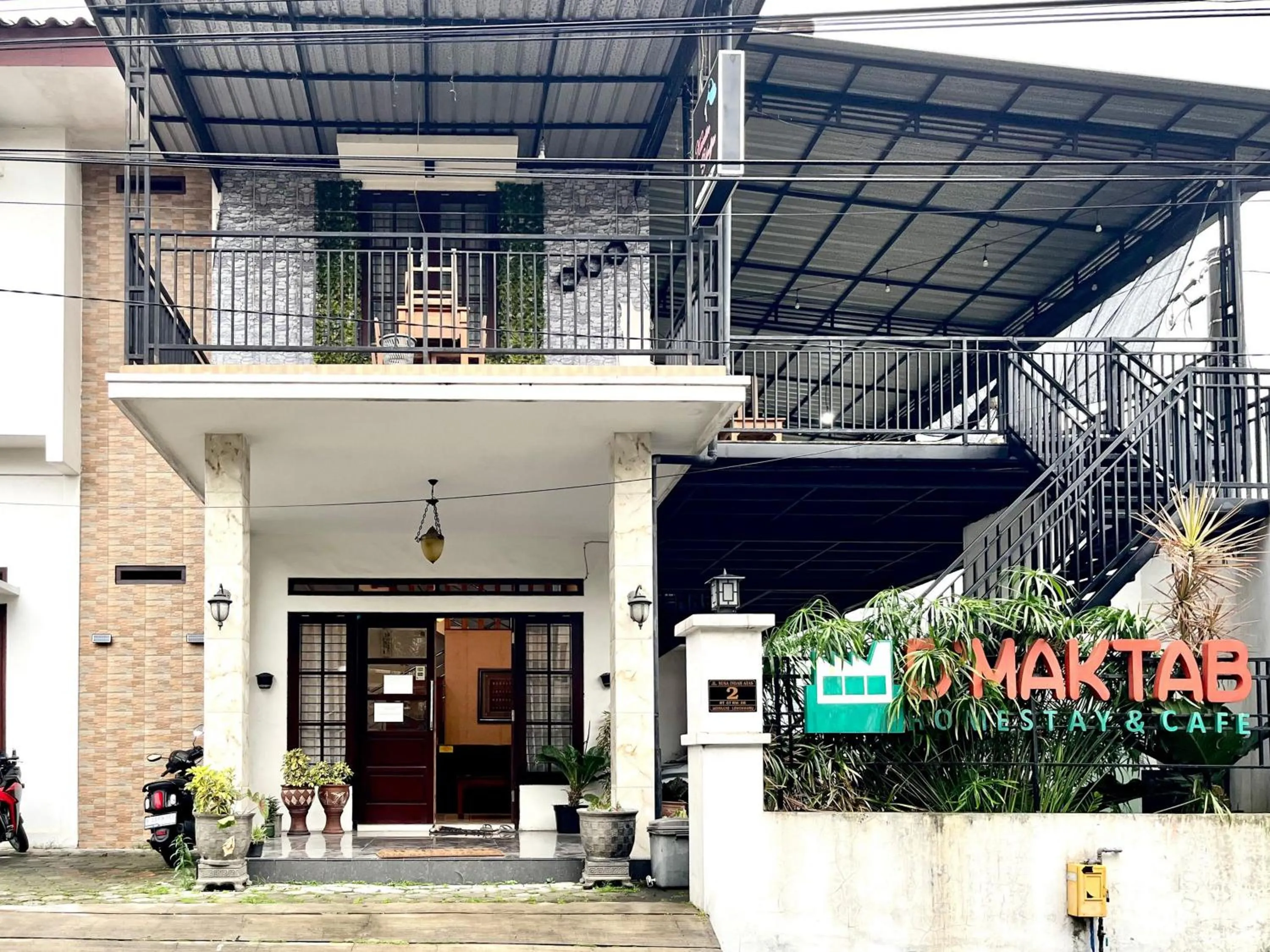 Facade/entrance in D Maktab Syariah Mitra RedDoorz Malang