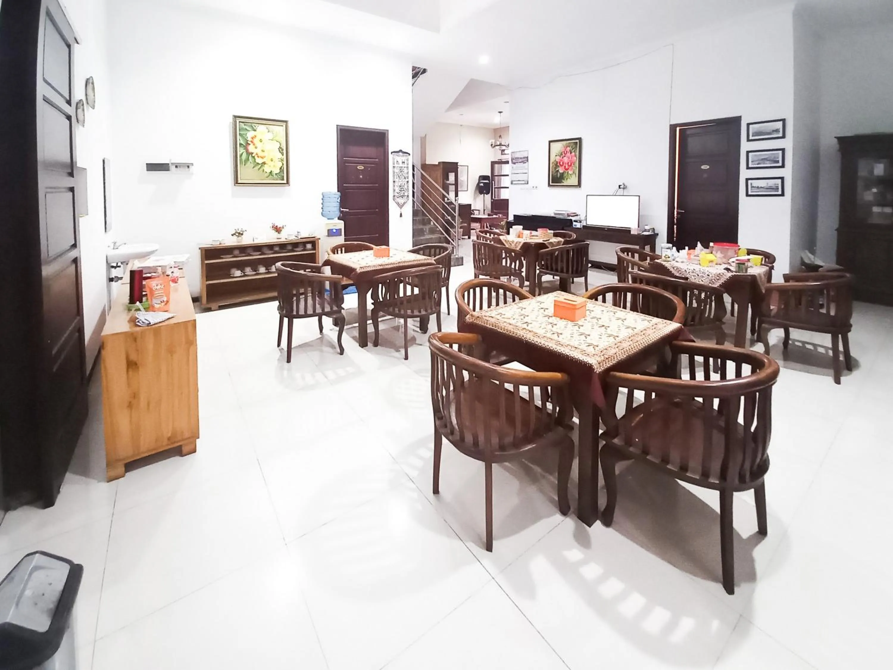 Seating area in D Maktab Syariah Mitra RedDoorz Malang