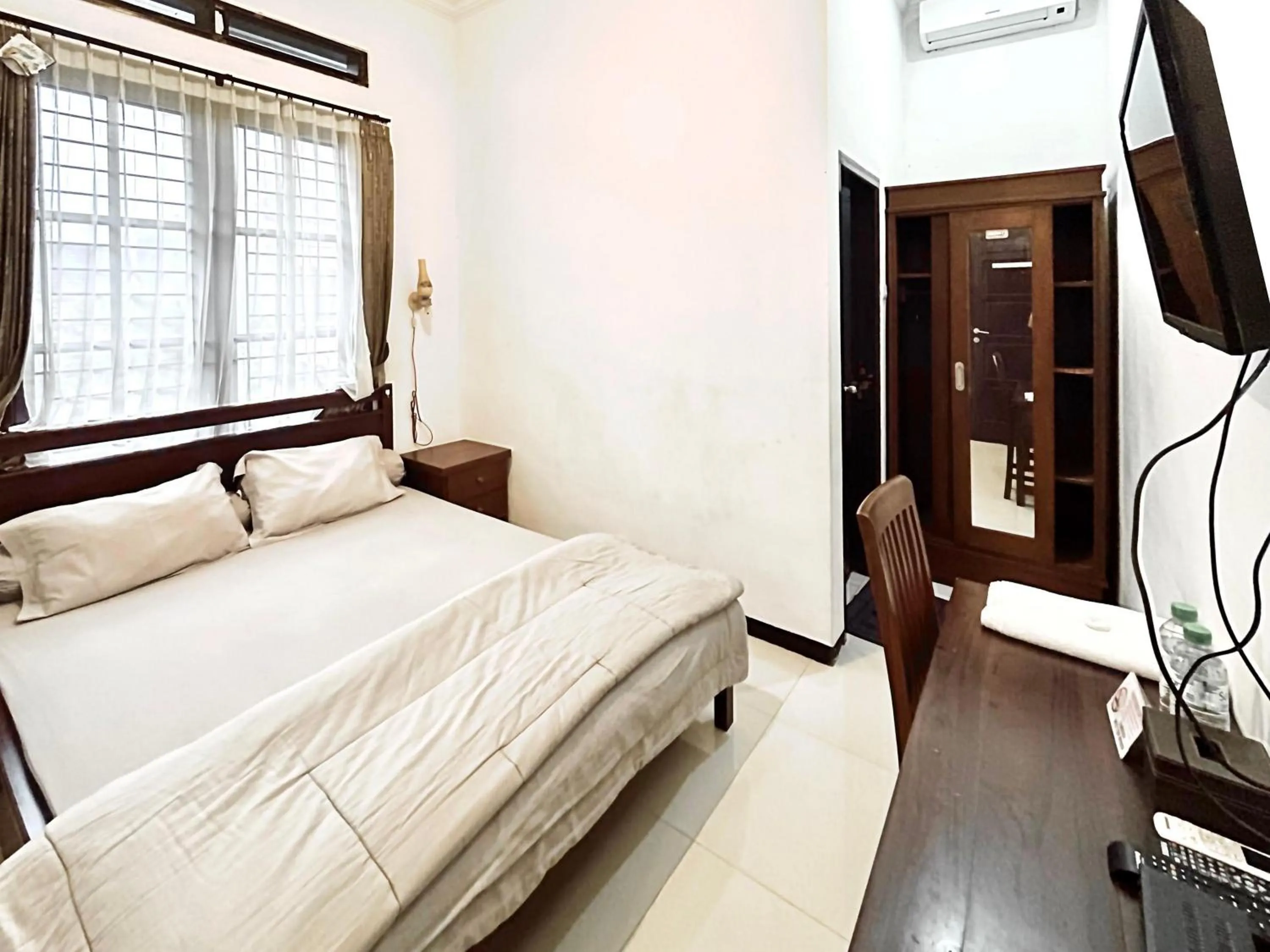 Bedroom, Bed in D Maktab Syariah Mitra RedDoorz Malang