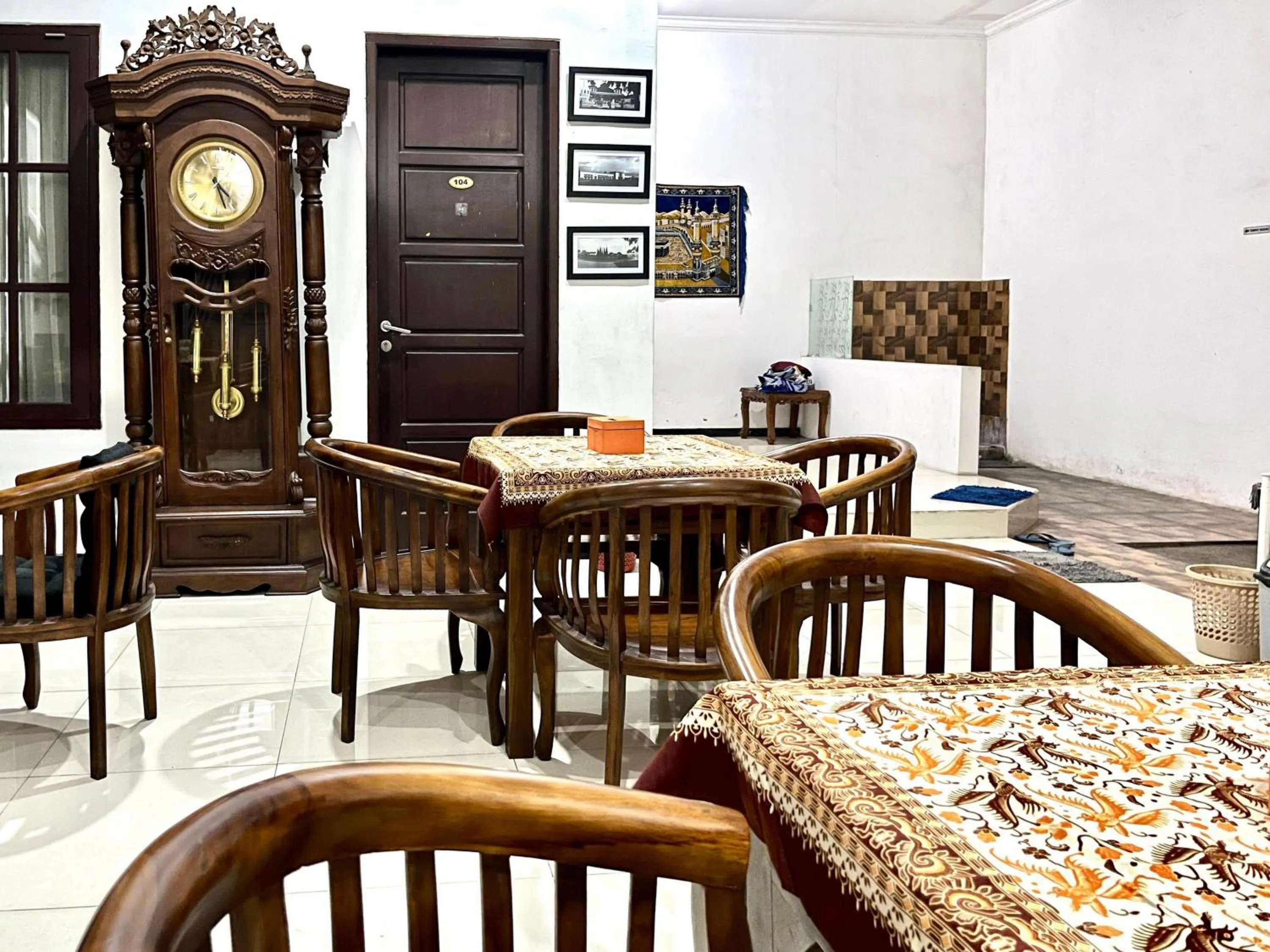 Seating area in D Maktab Syariah Mitra RedDoorz Malang
