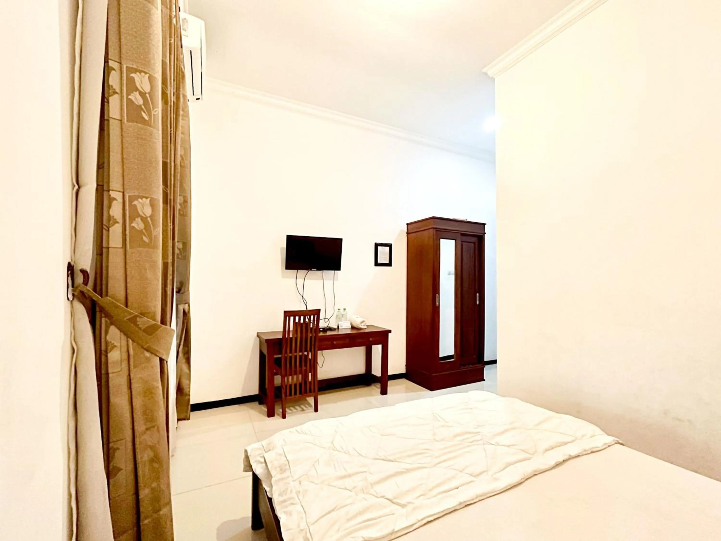 Bedroom, Bed in D Maktab Syariah Mitra RedDoorz Malang