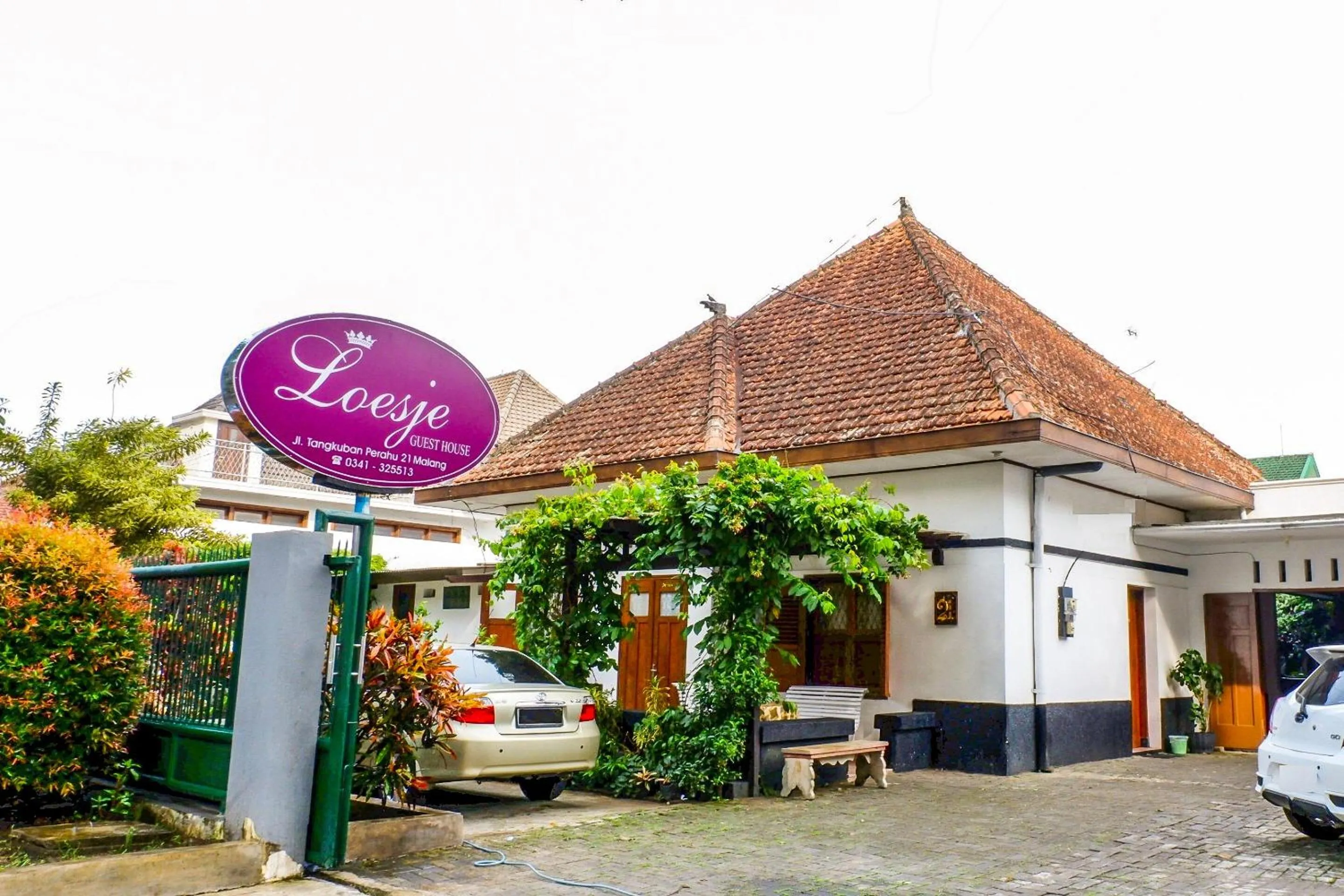 Facade/entrance in Hotel O Loesje Guest House Syariah