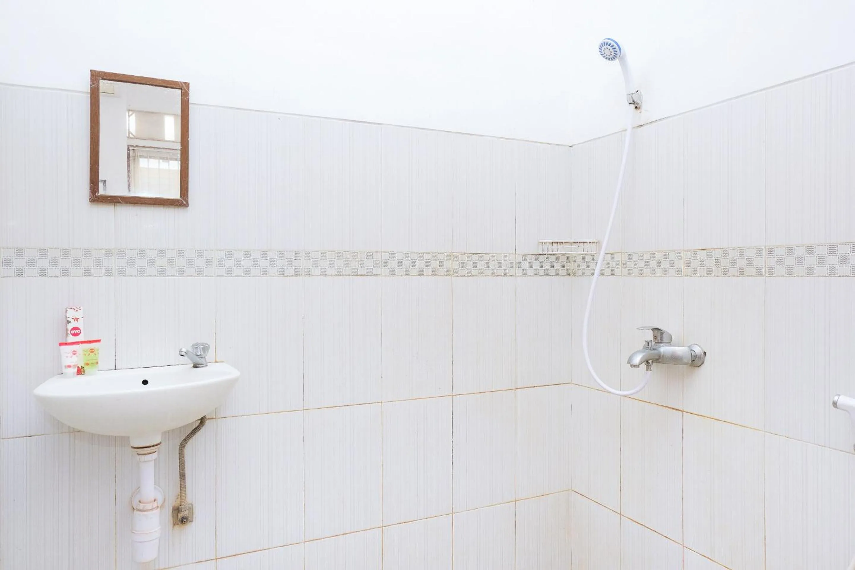 Bathroom in Hotel O Loesje Guest House Syariah
