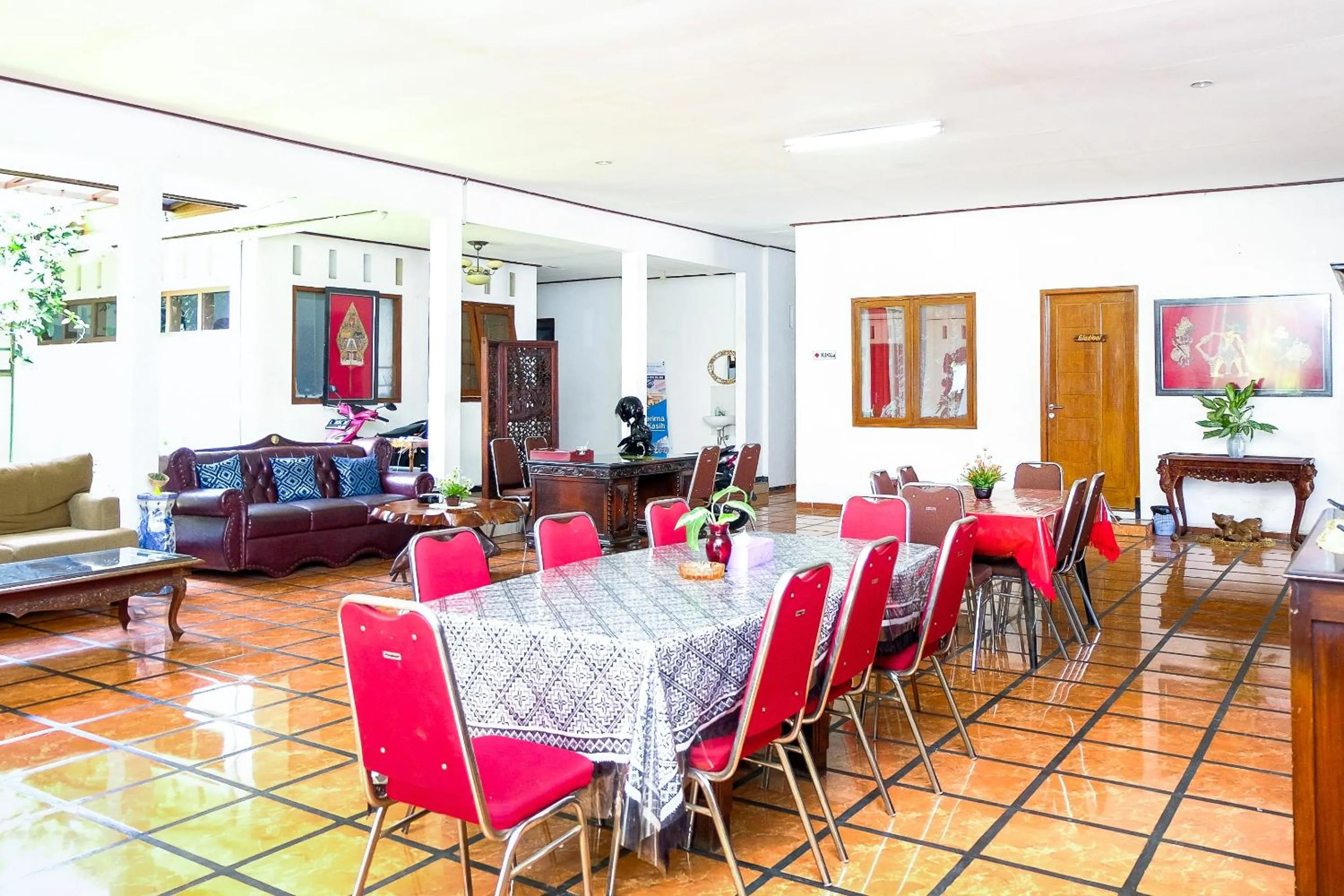 Restaurant/places to eat in Hotel O Loesje Guest House Syariah