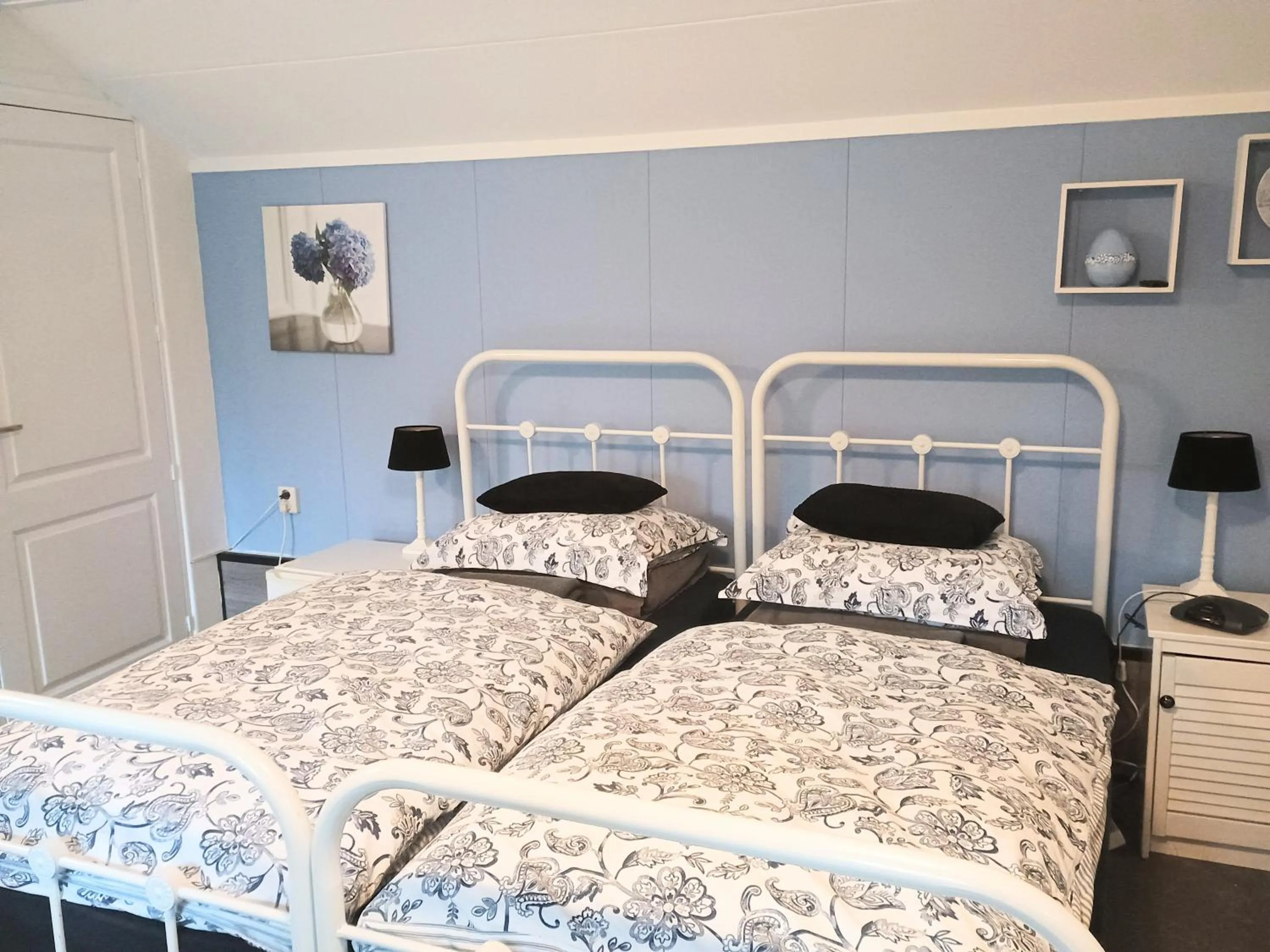 Bed in Prive tuinhuis B&B Elly