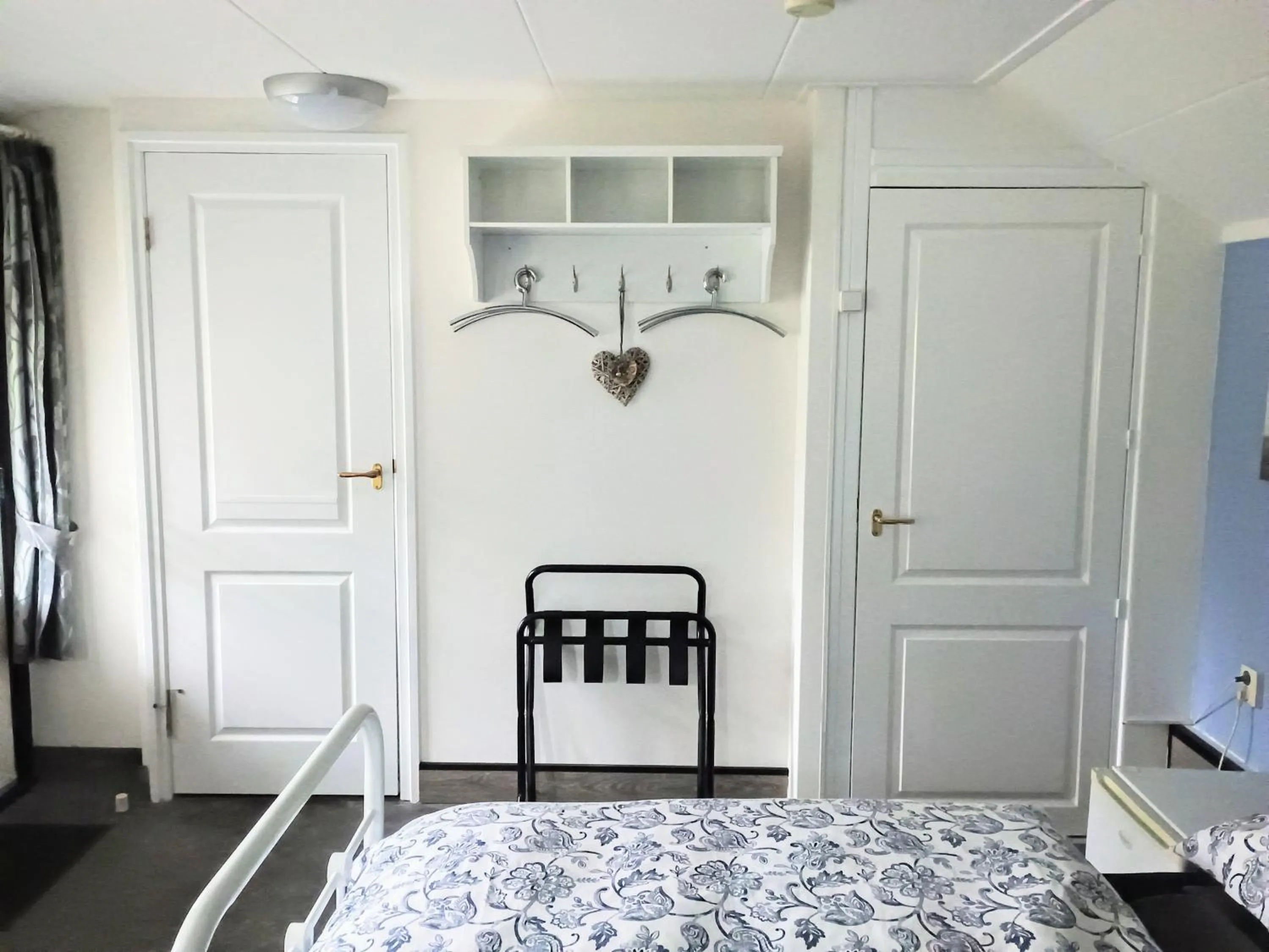 Bed in Prive tuinhuis B&B Elly