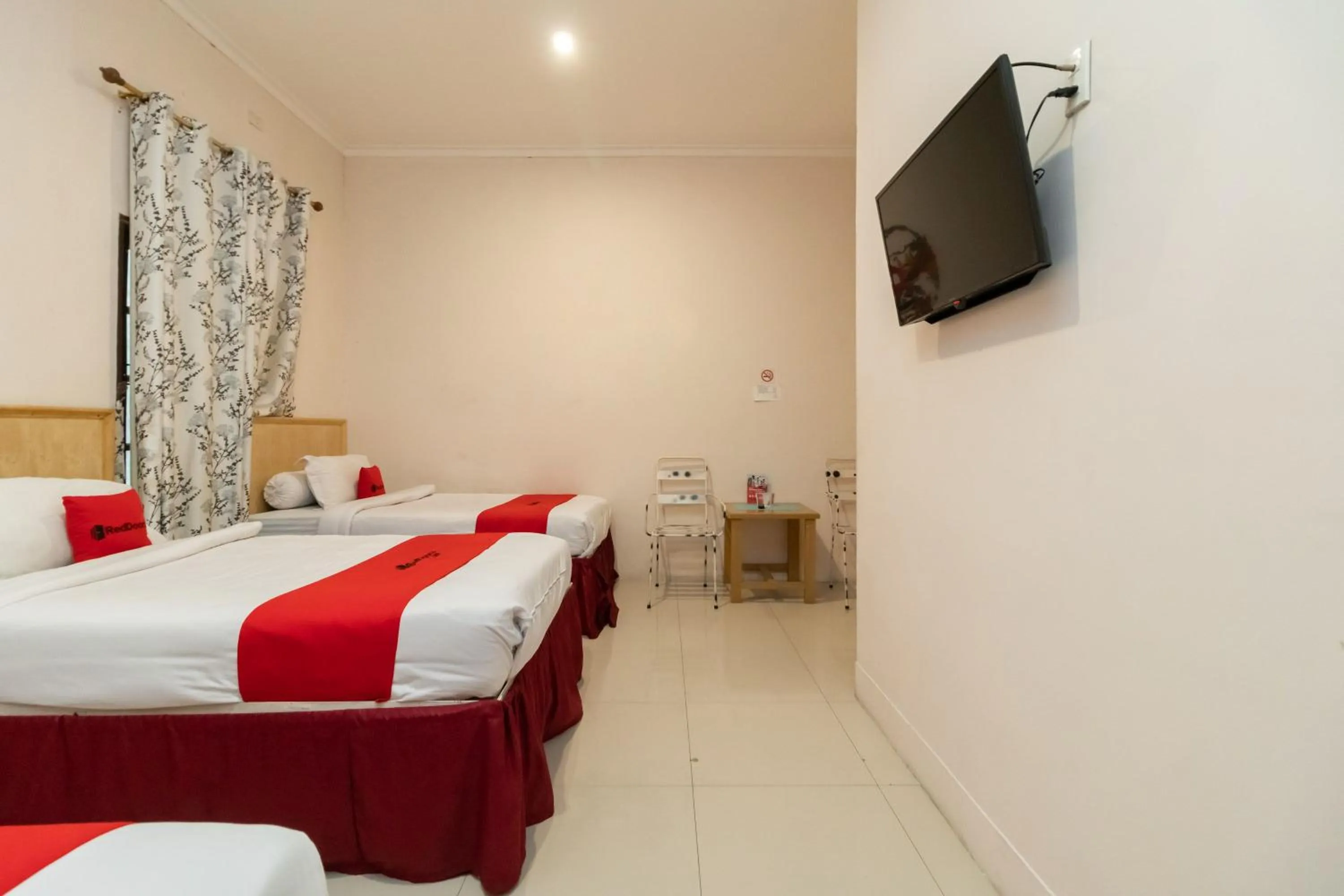 Bedroom in RedDoorz At Fella Homestay Medan