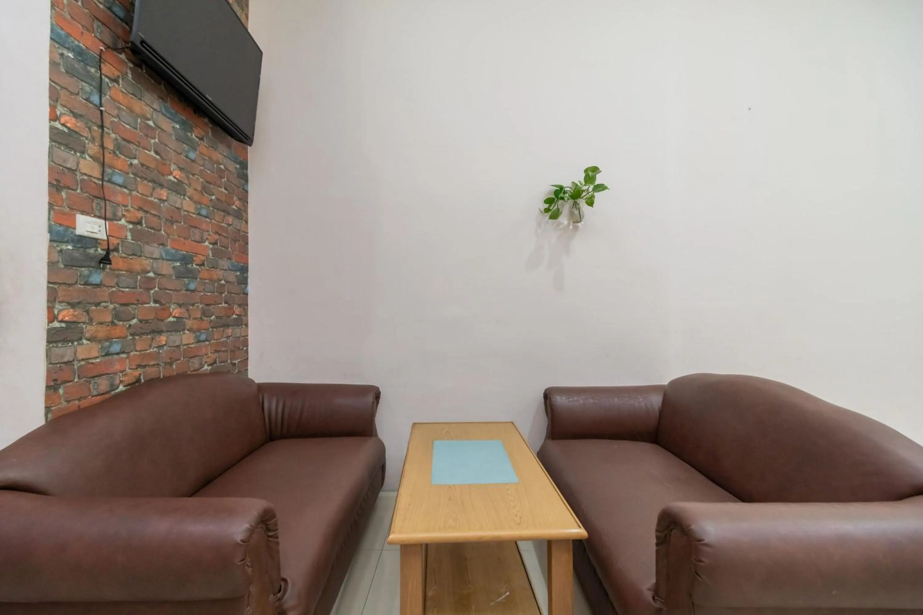Seating area in RedDoorz At Fella Homestay Medan
