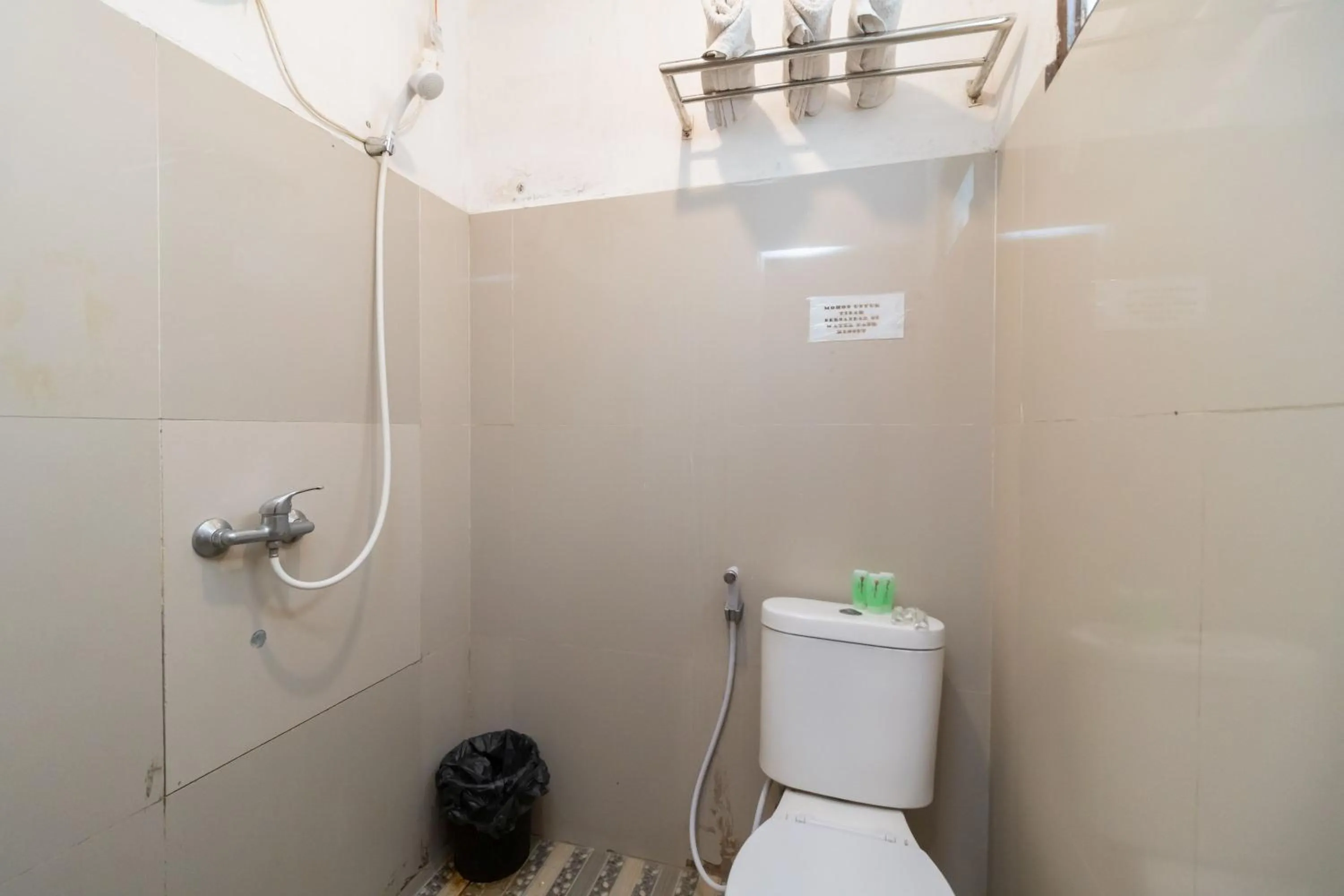 Bathroom in RedDoorz At Fella Homestay Medan