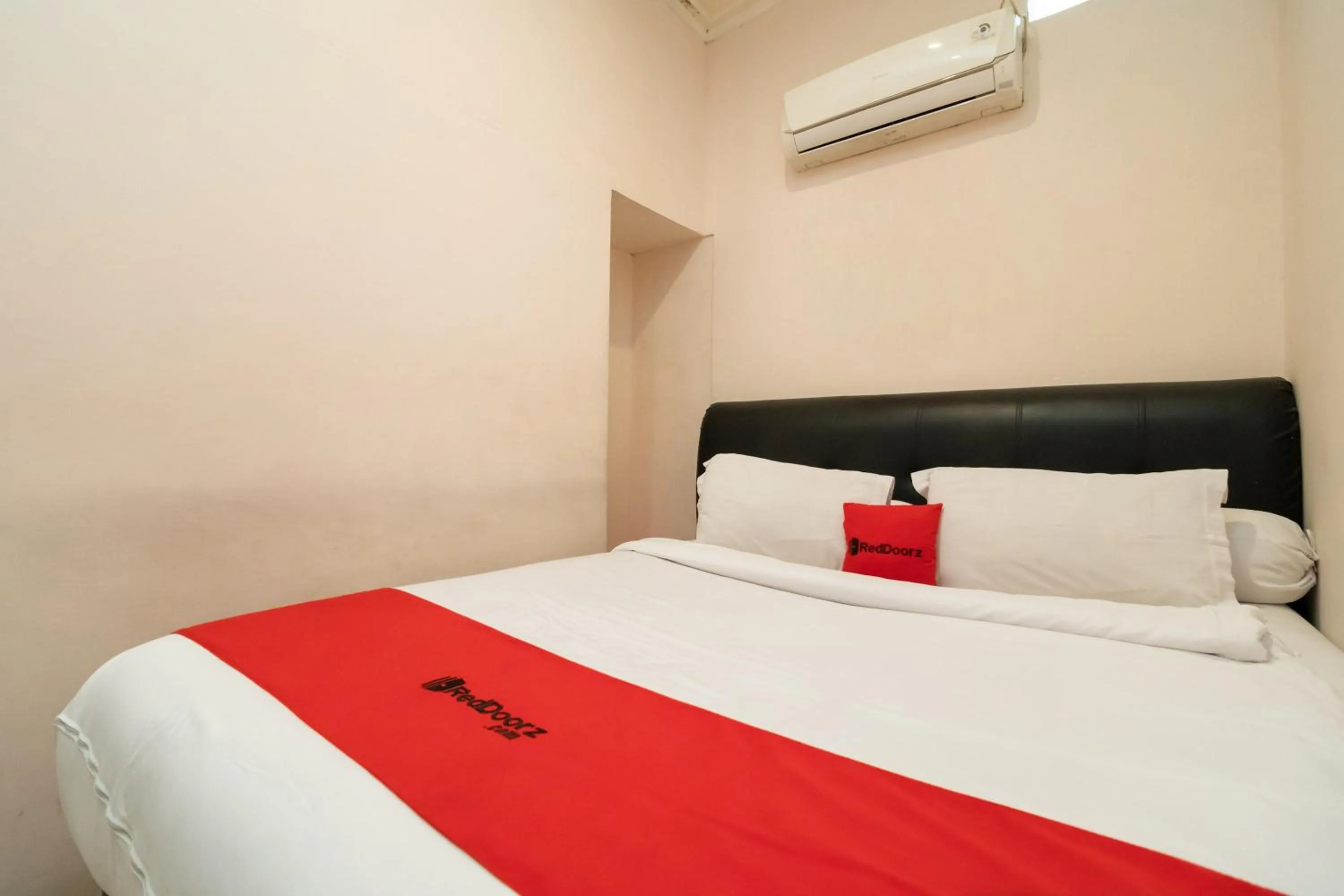 Bedroom in RedDoorz At Fella Homestay Medan