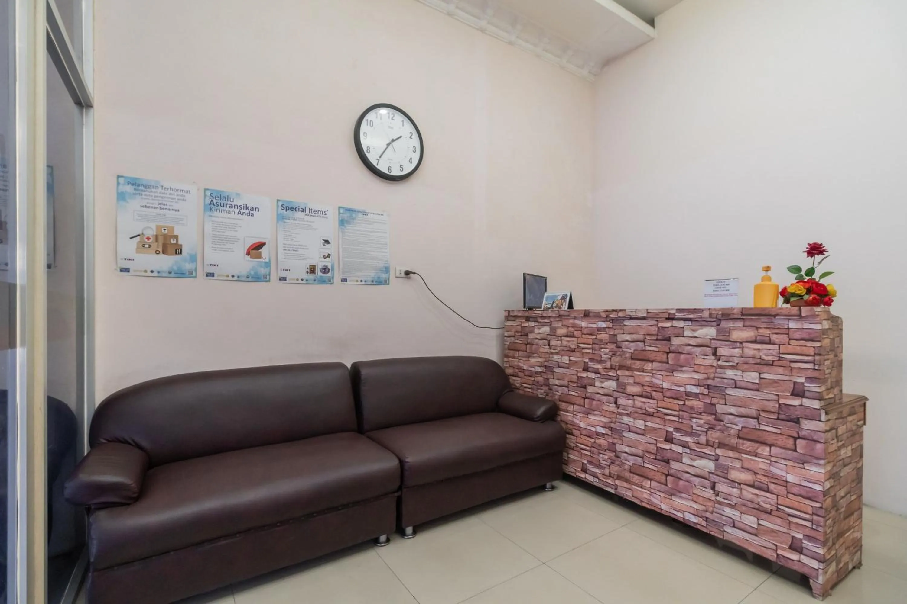 Lobby or reception in RedDoorz At Fella Homestay Medan