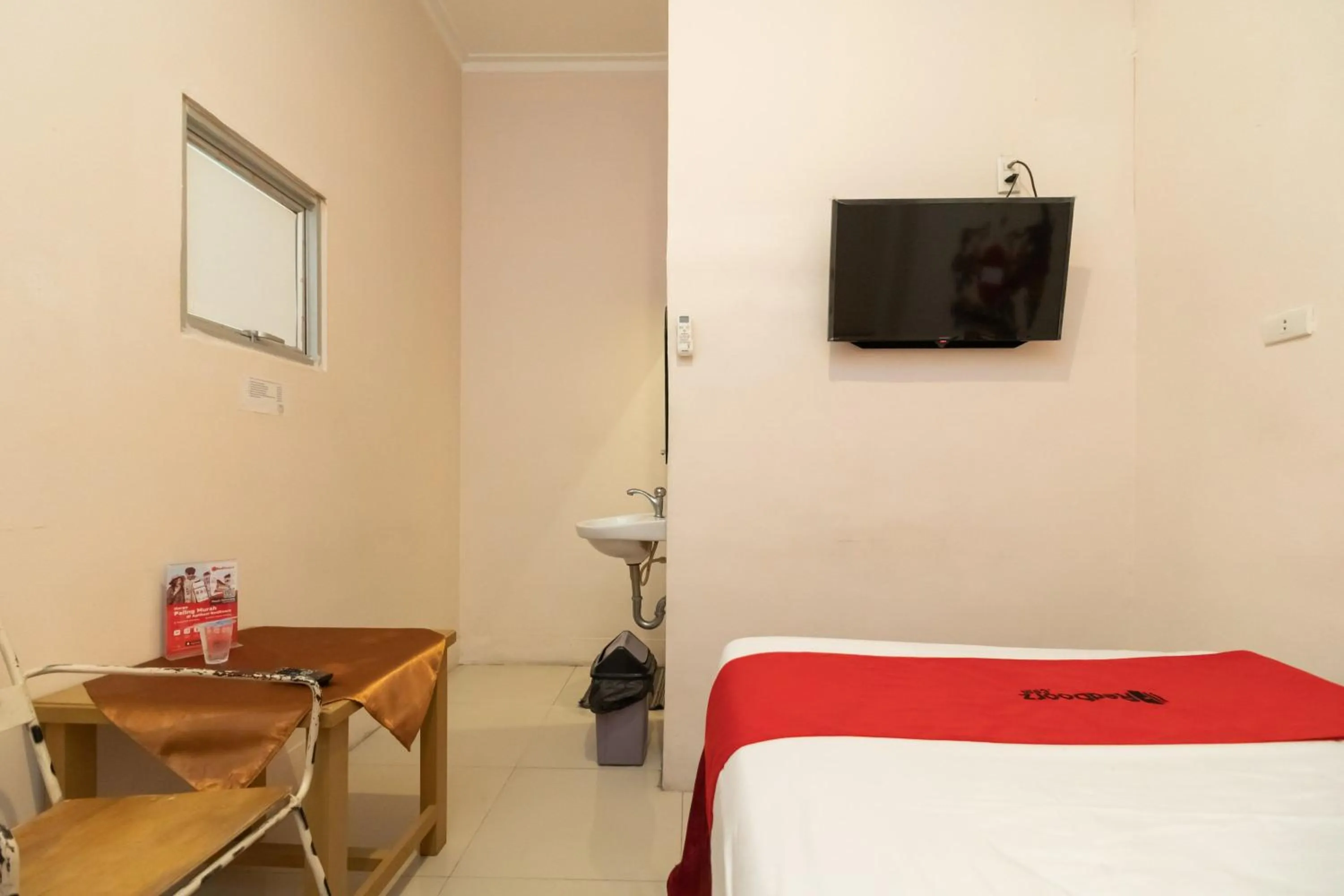 Bedroom in RedDoorz At Fella Homestay Medan