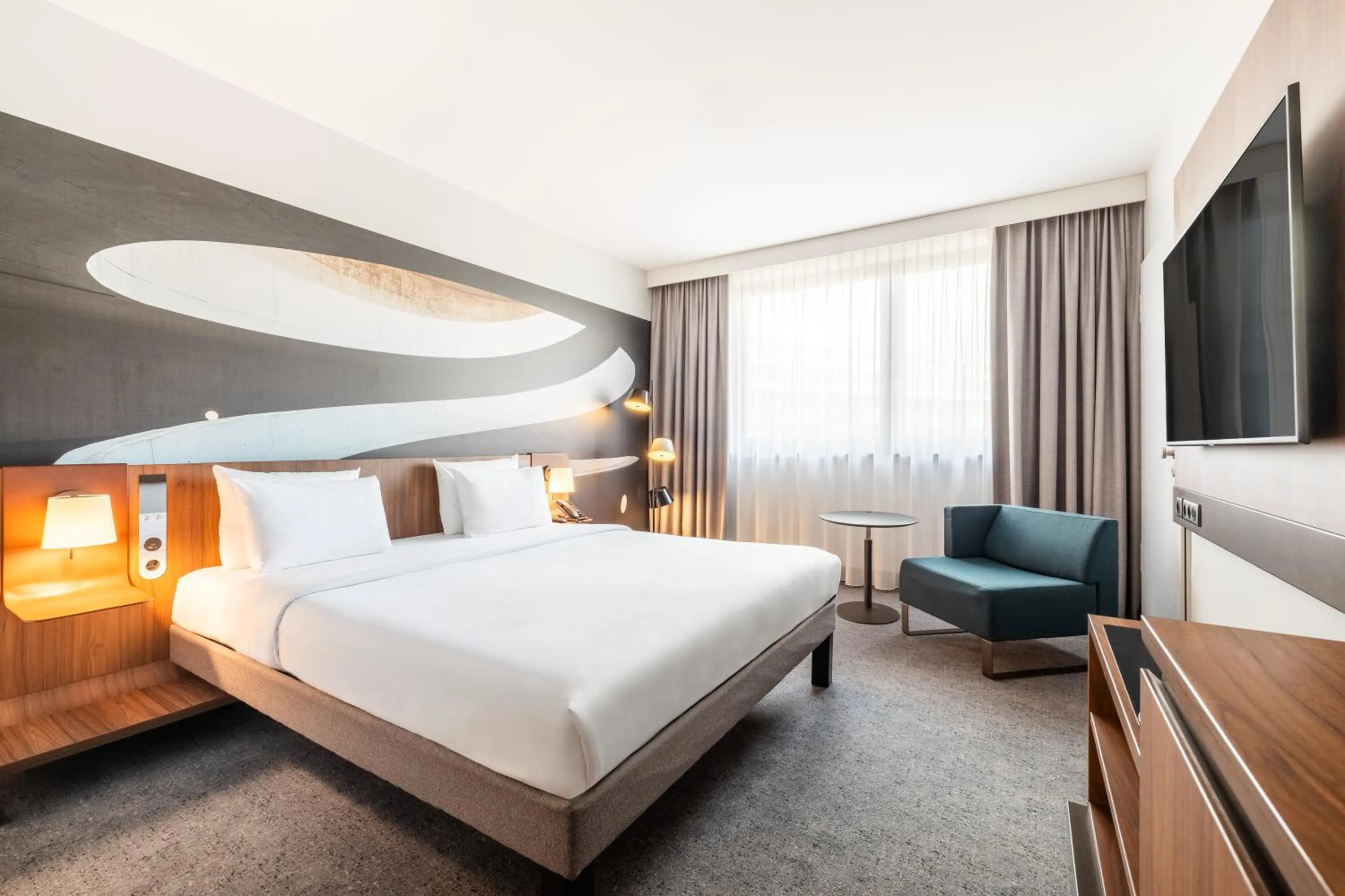 Photo of the whole room, Bed in Novotel Regensburg Zentrum