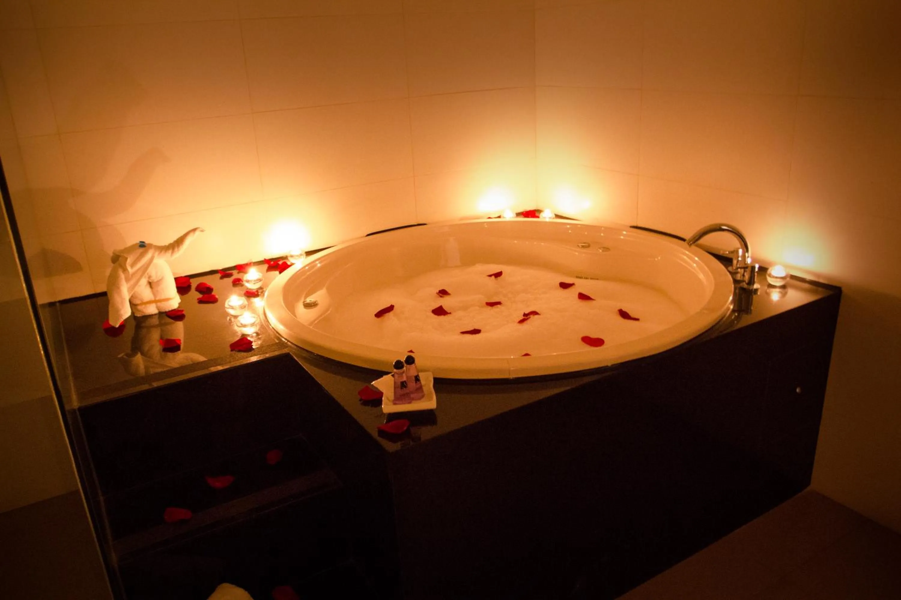 Hot Tub in Sunec Hotel