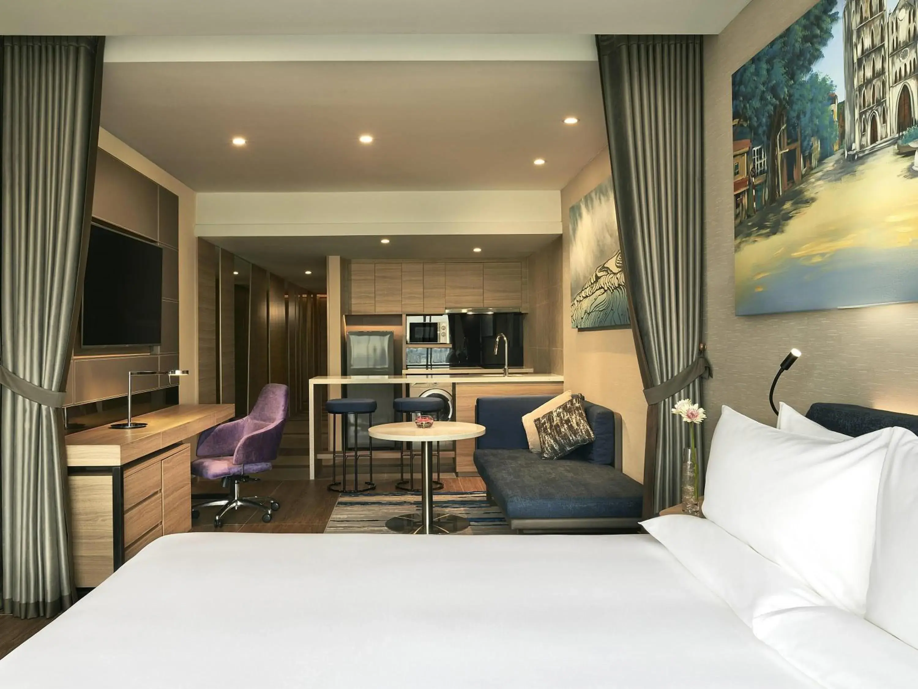 Deluxe King Room with City View in Novotel Hanoi Thai Ha Deluxe King Room with City View in Novotel Hanoi Thai Ha