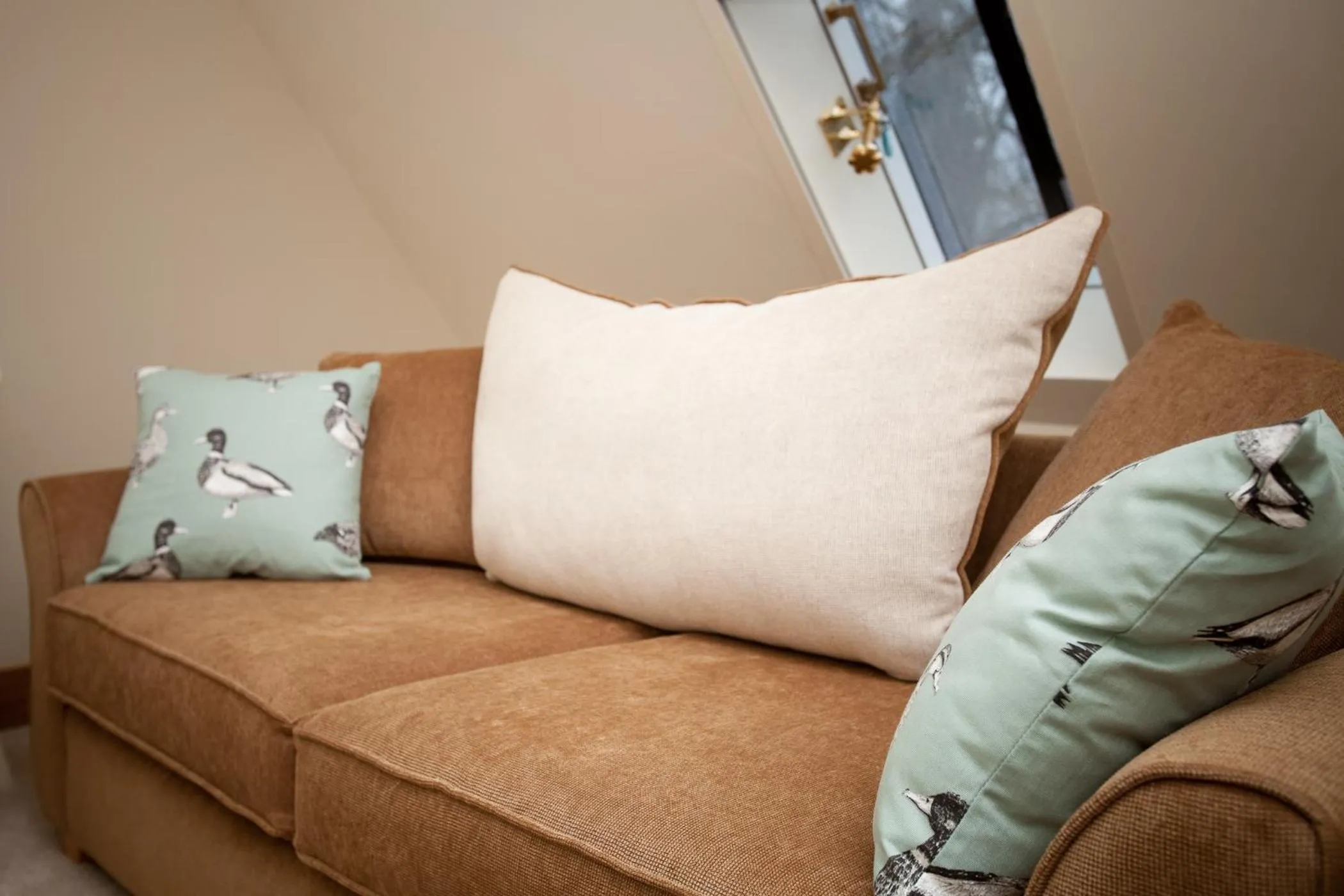 Seating area, Bed in The Plough Inn