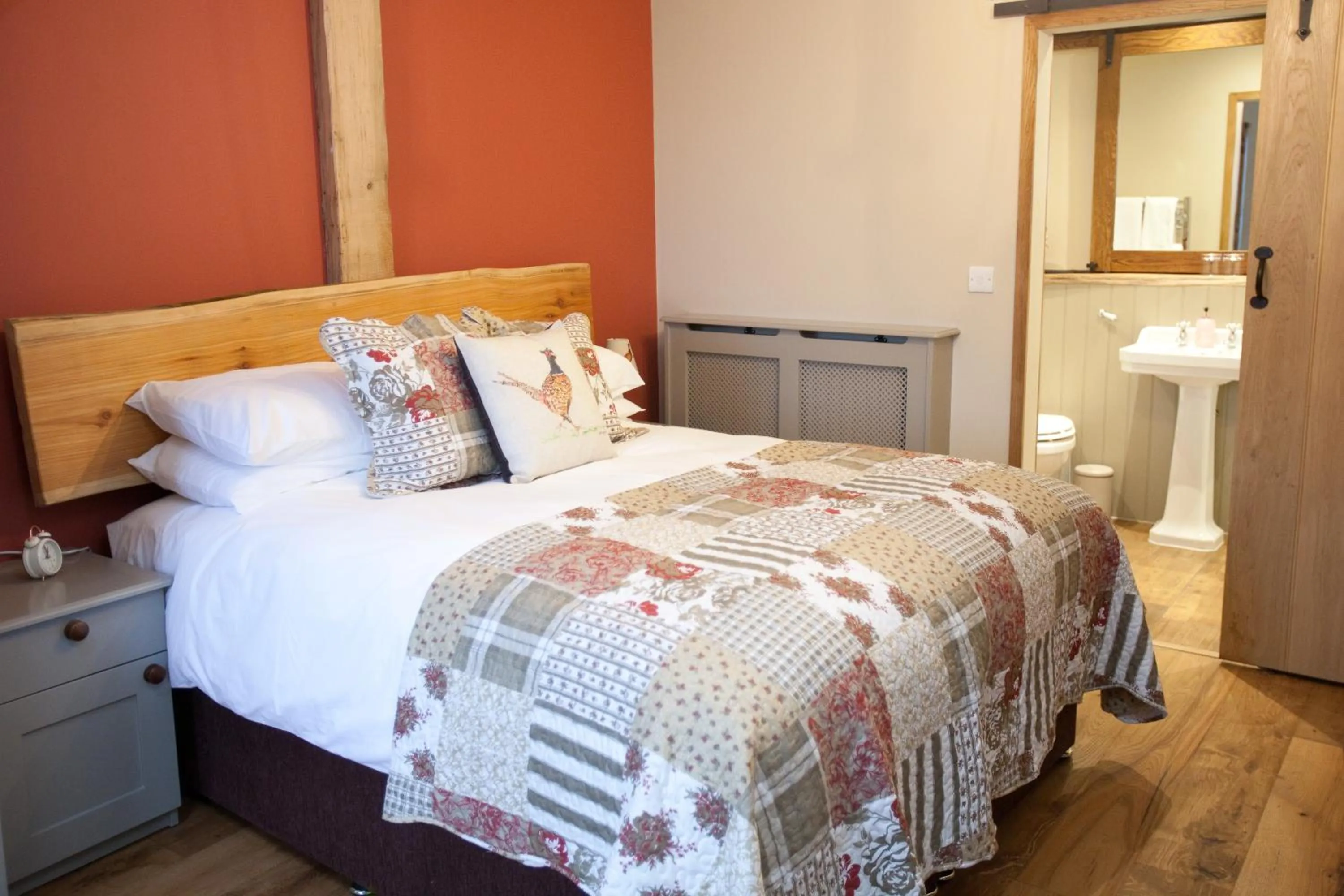 Bathroom, Bed in The Plough Inn