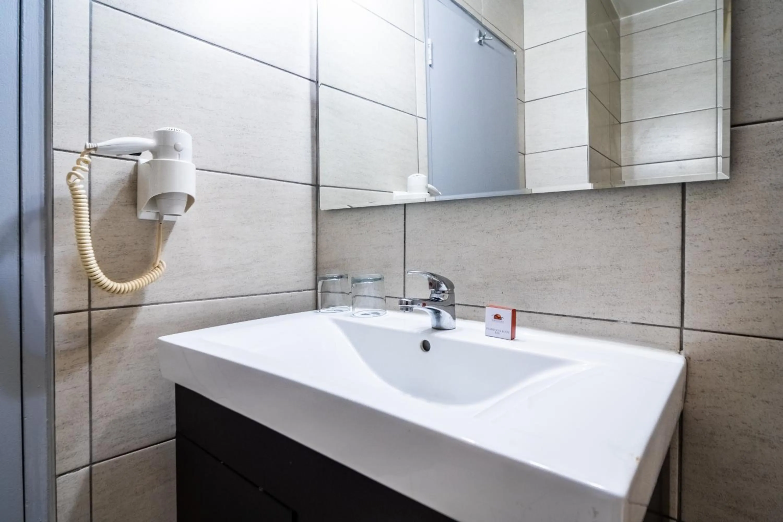 Bathroom in African Sky Ermelo Inn