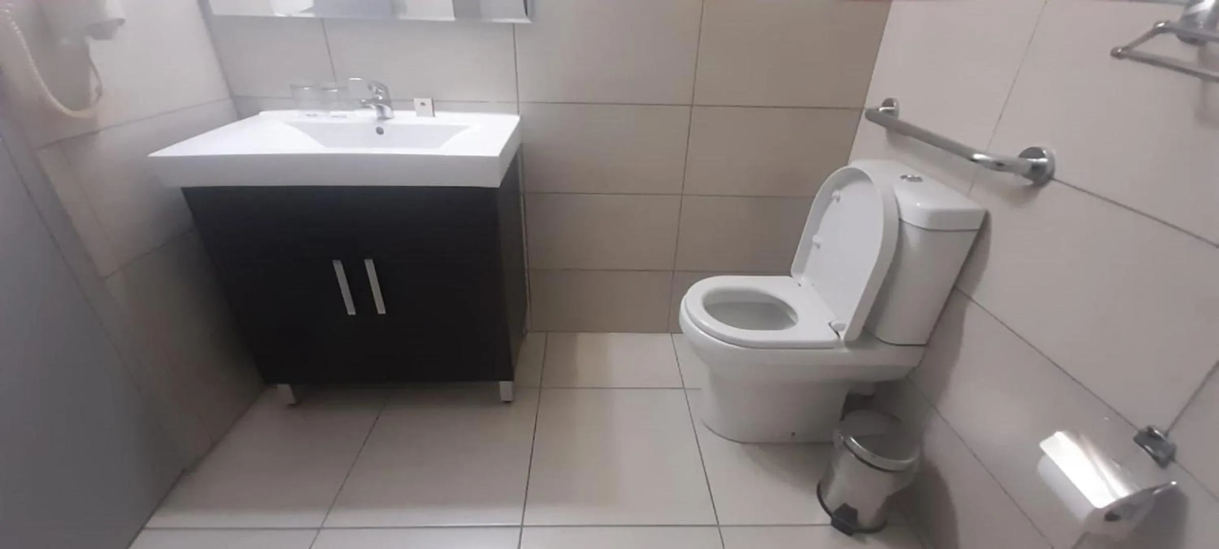 Bathroom in African Sky Ermelo Inn