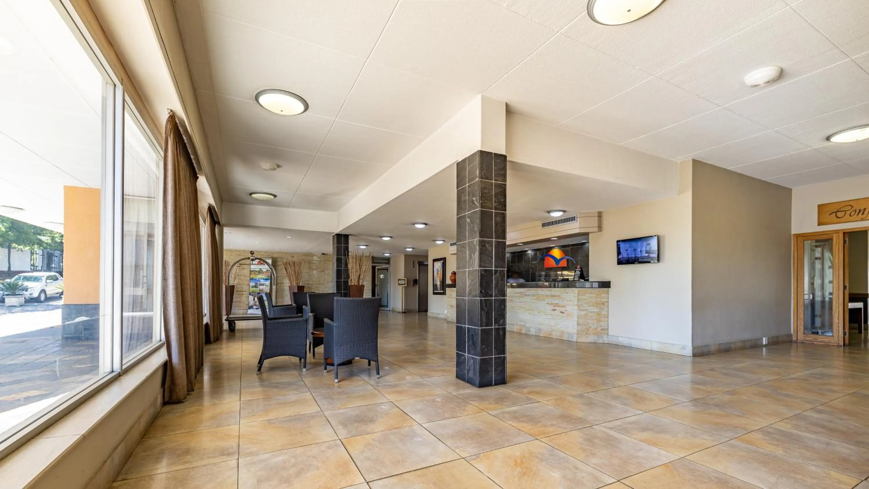 Lobby or reception in African Sky Ermelo Inn